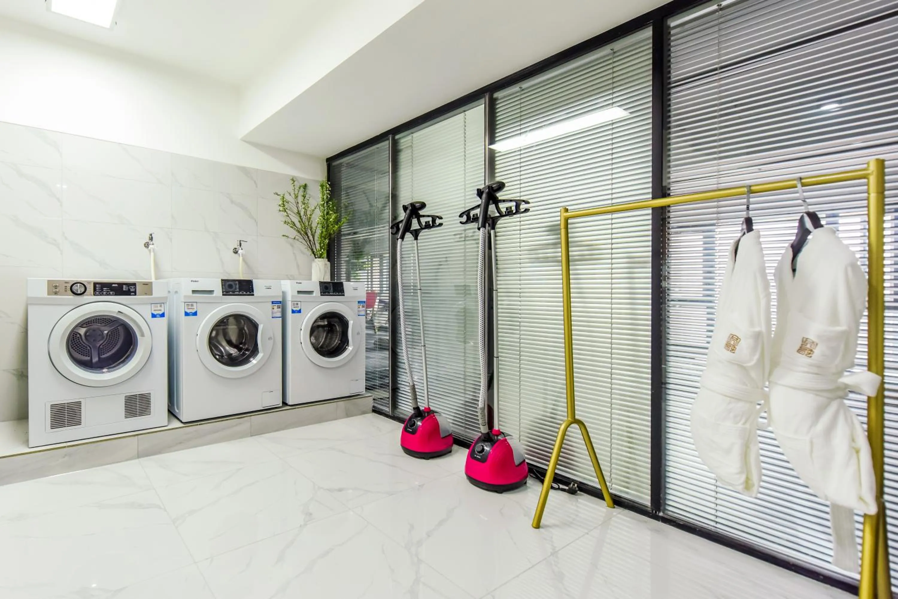 washing machine in Kuanrong Suites Hotel Liangjiang love sea shopping park