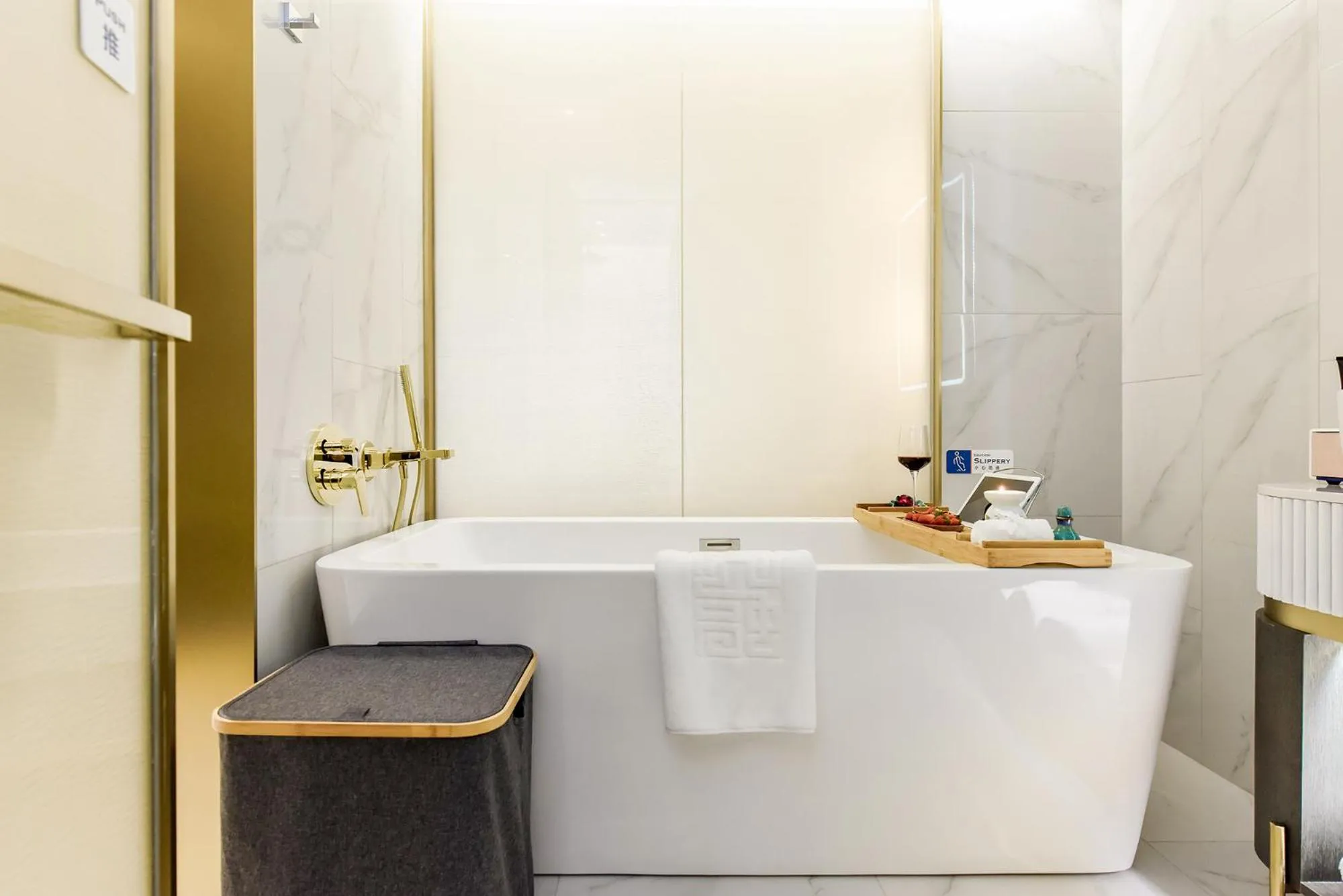Bathroom in Kuanrong Suites Hotel Liangjiang love sea shopping park