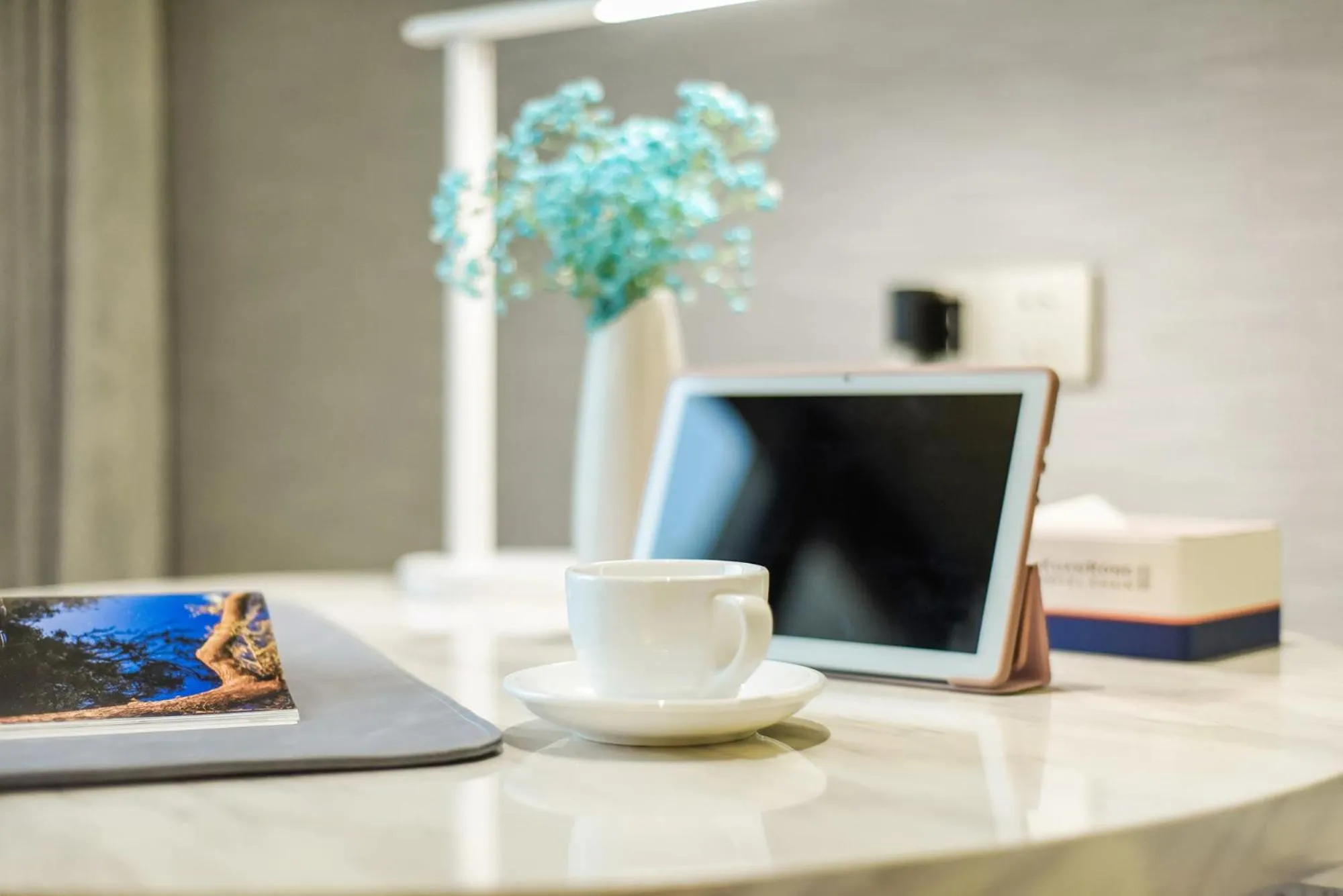 Coffee/tea facilities in Kuanrong Suites Hotel Liangjiang love sea shopping park