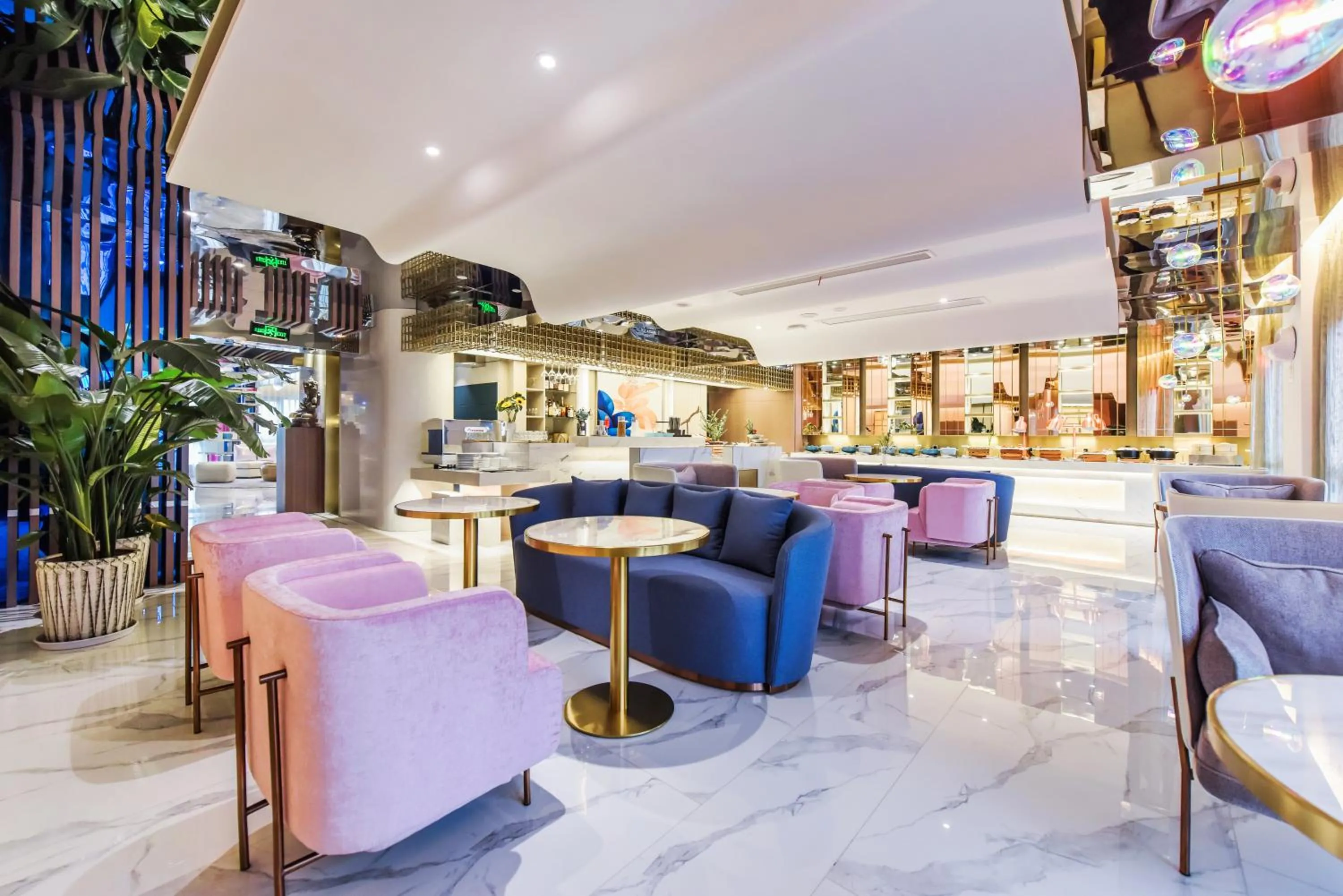 Restaurant/places to eat in Kuanrong Suites Hotel Liangjiang love sea shopping park