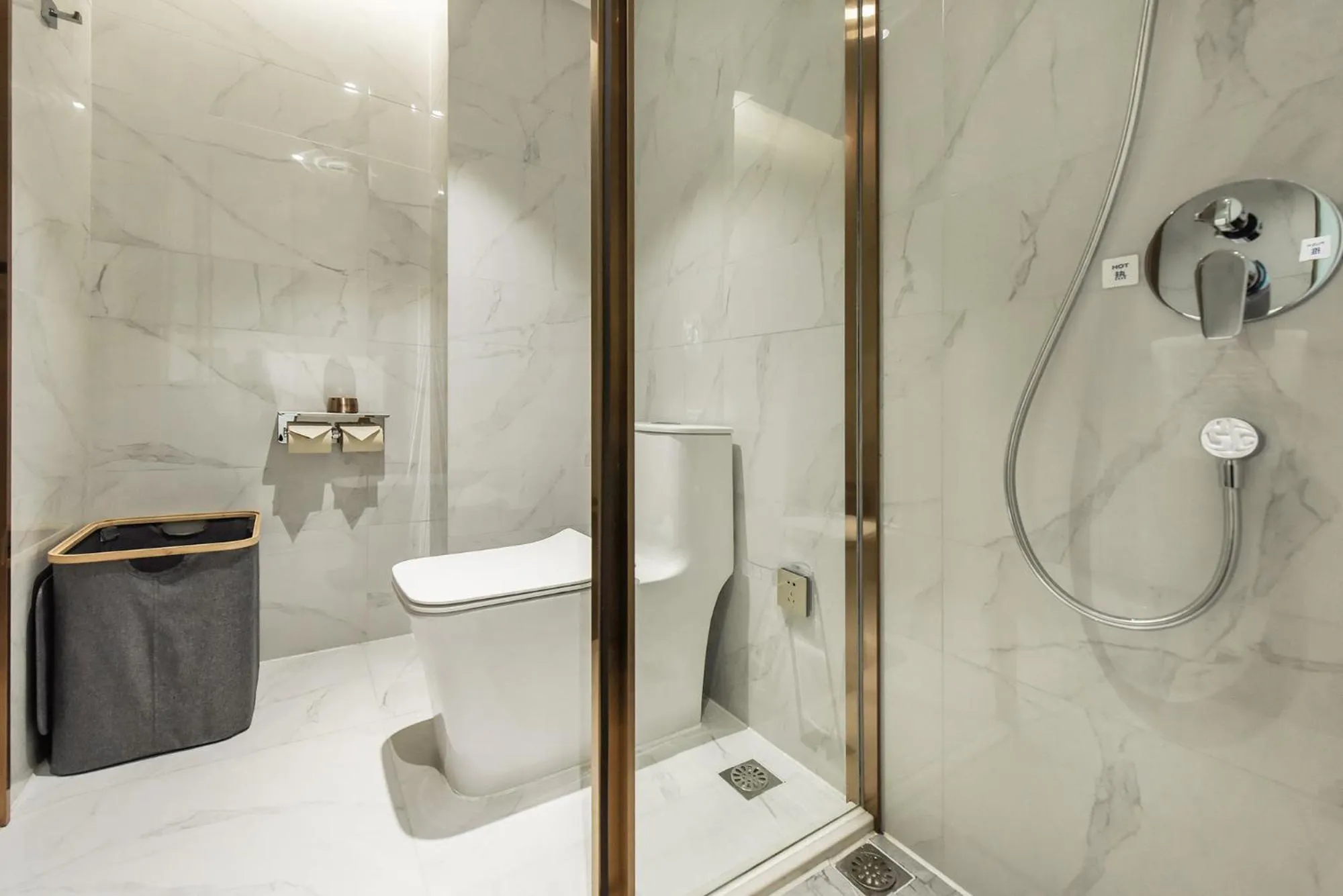 Toilet in Kuanrong Suites Hotel Liangjiang love sea shopping park