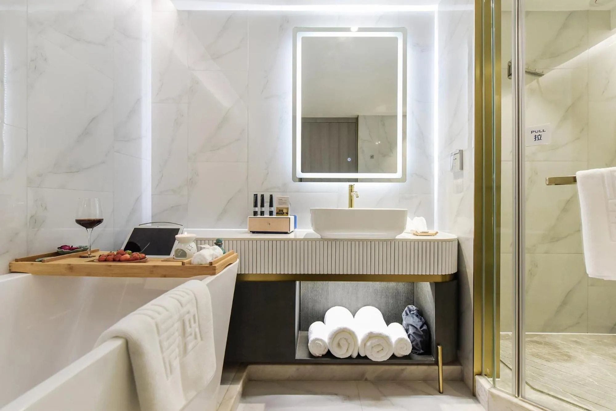 Bathroom in Kuanrong Suites Hotel Liangjiang love sea shopping park