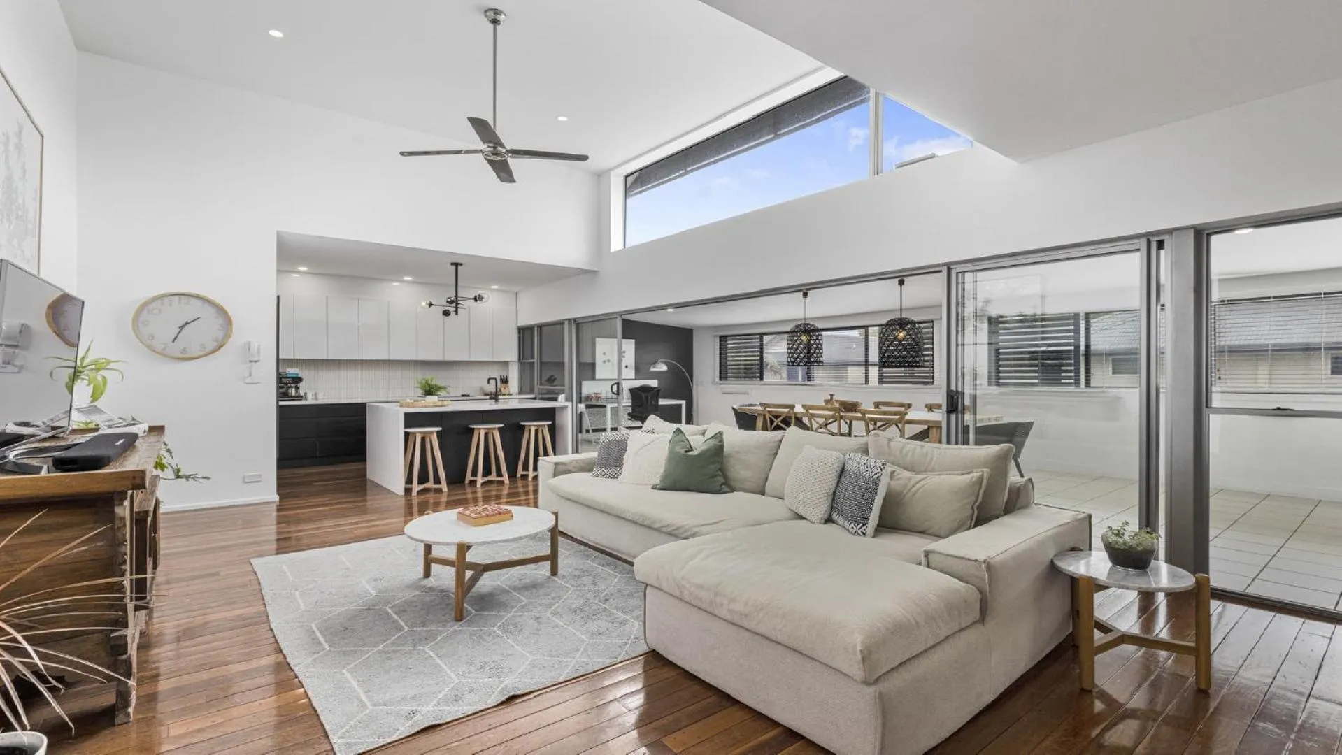 Luxe Jetty Apartment - Stylish, Walk to Beach & Cafes