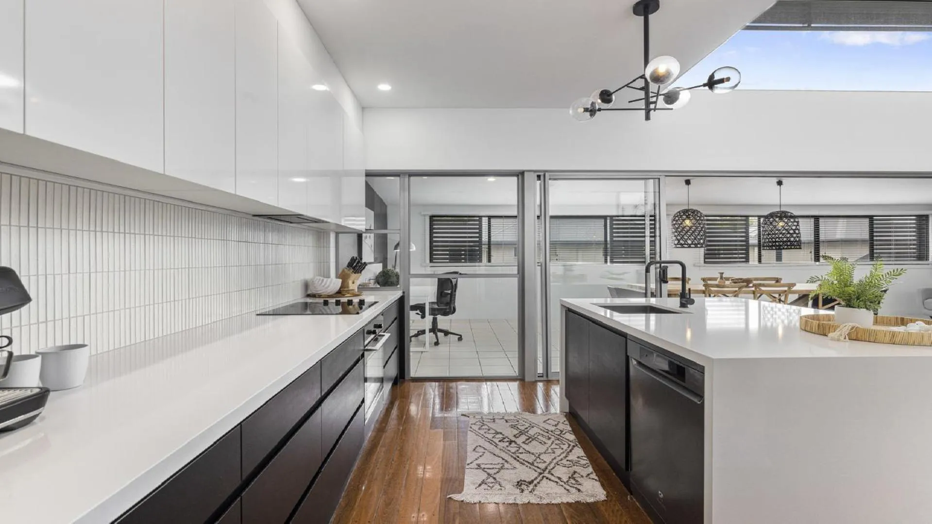 Luxe Jetty Apartment - Stylish, Walk to Beach & Cafes