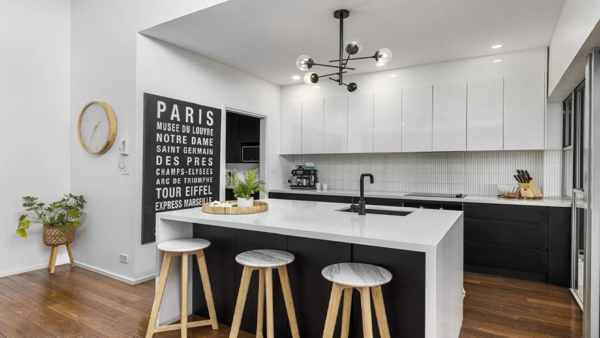 Luxe Jetty Apartment - Stylish, Walk to Beach & Cafes