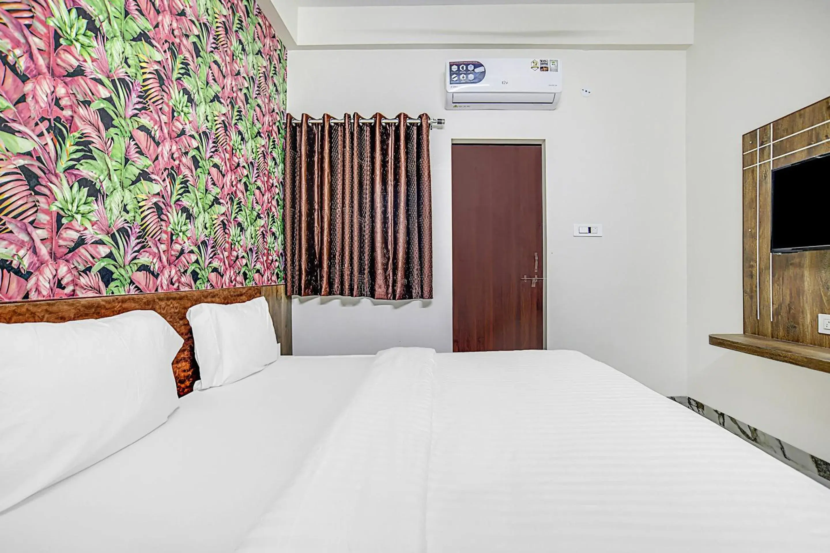 Bedroom, Bed in Collection O Verena Bedroom, Bed in Collection O Verena