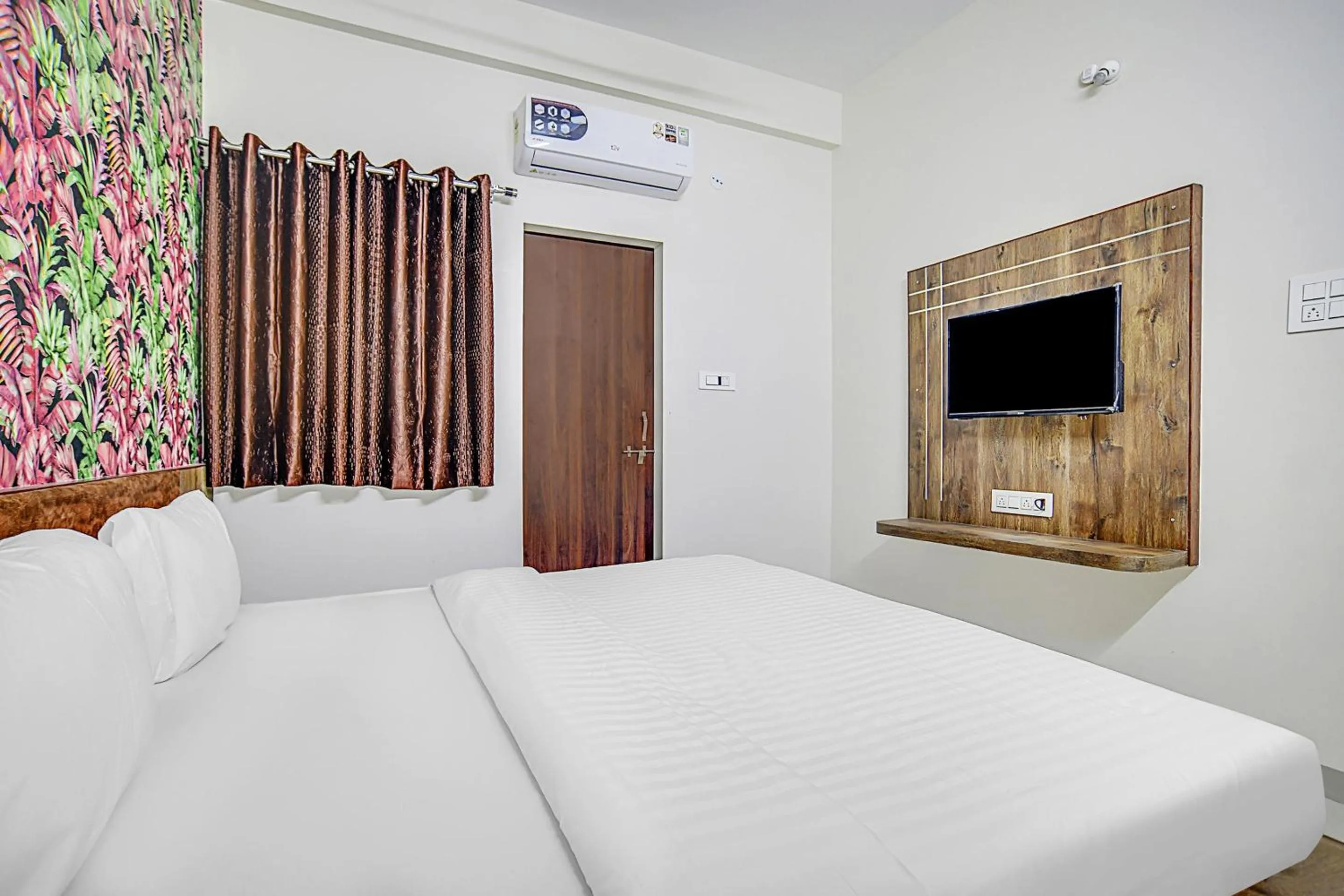 Bedroom, Bed in Super Collection O Verena