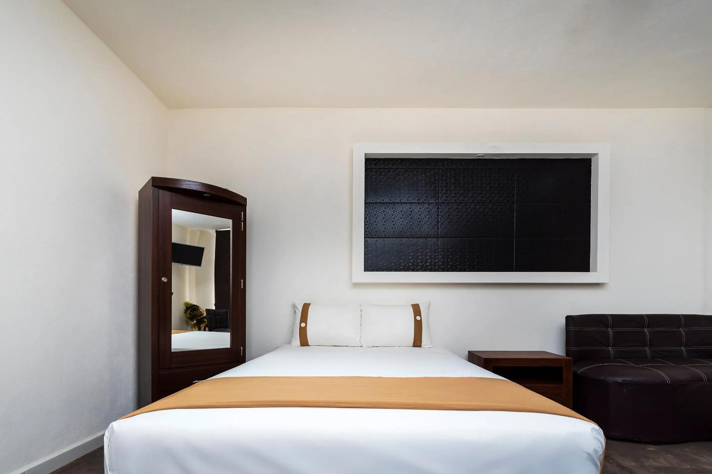 Bed in Capital O Hotel Joyma Suites, San Luis