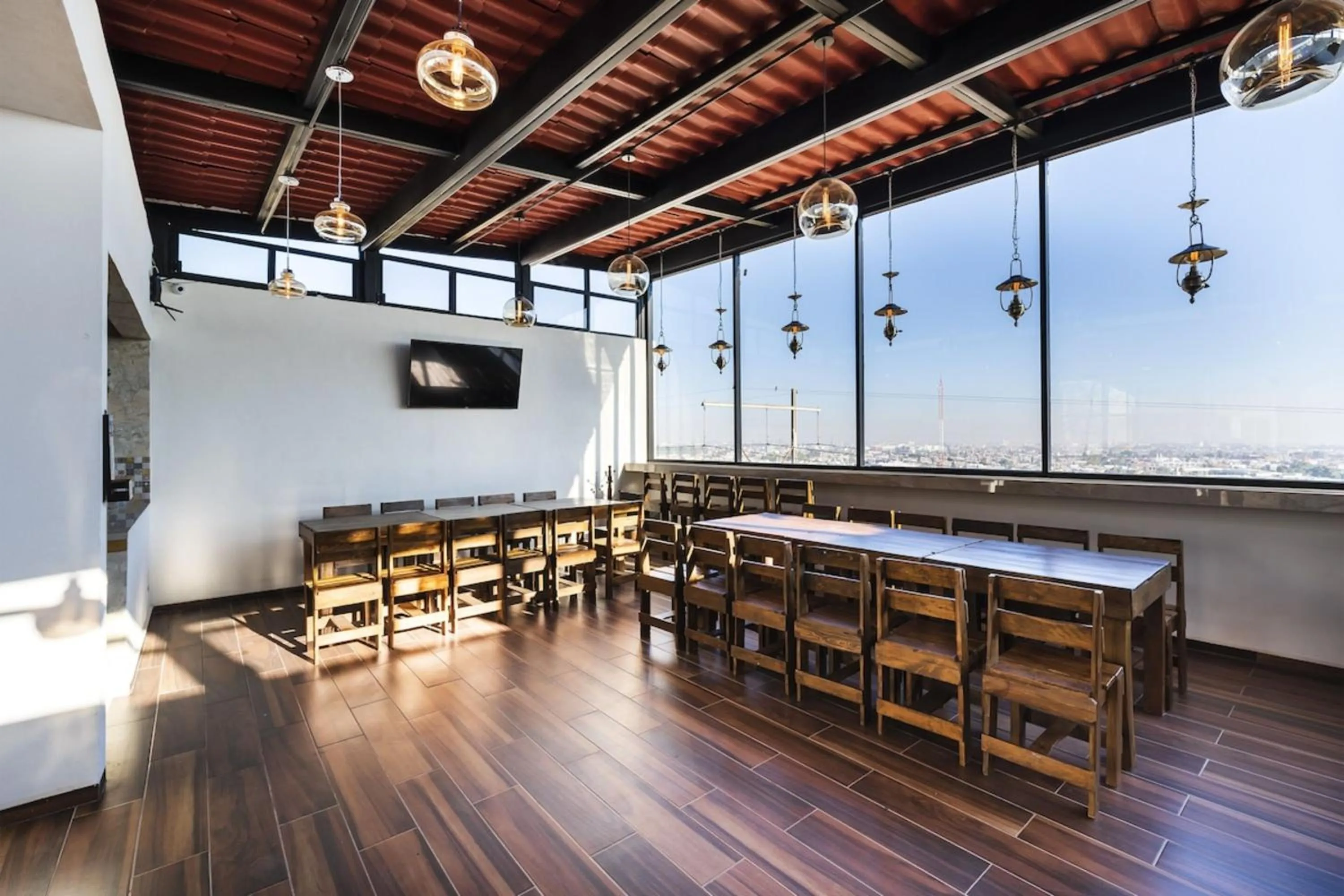 Restaurant/places to eat in Capital O Hotel Joyma Suites, San Luis