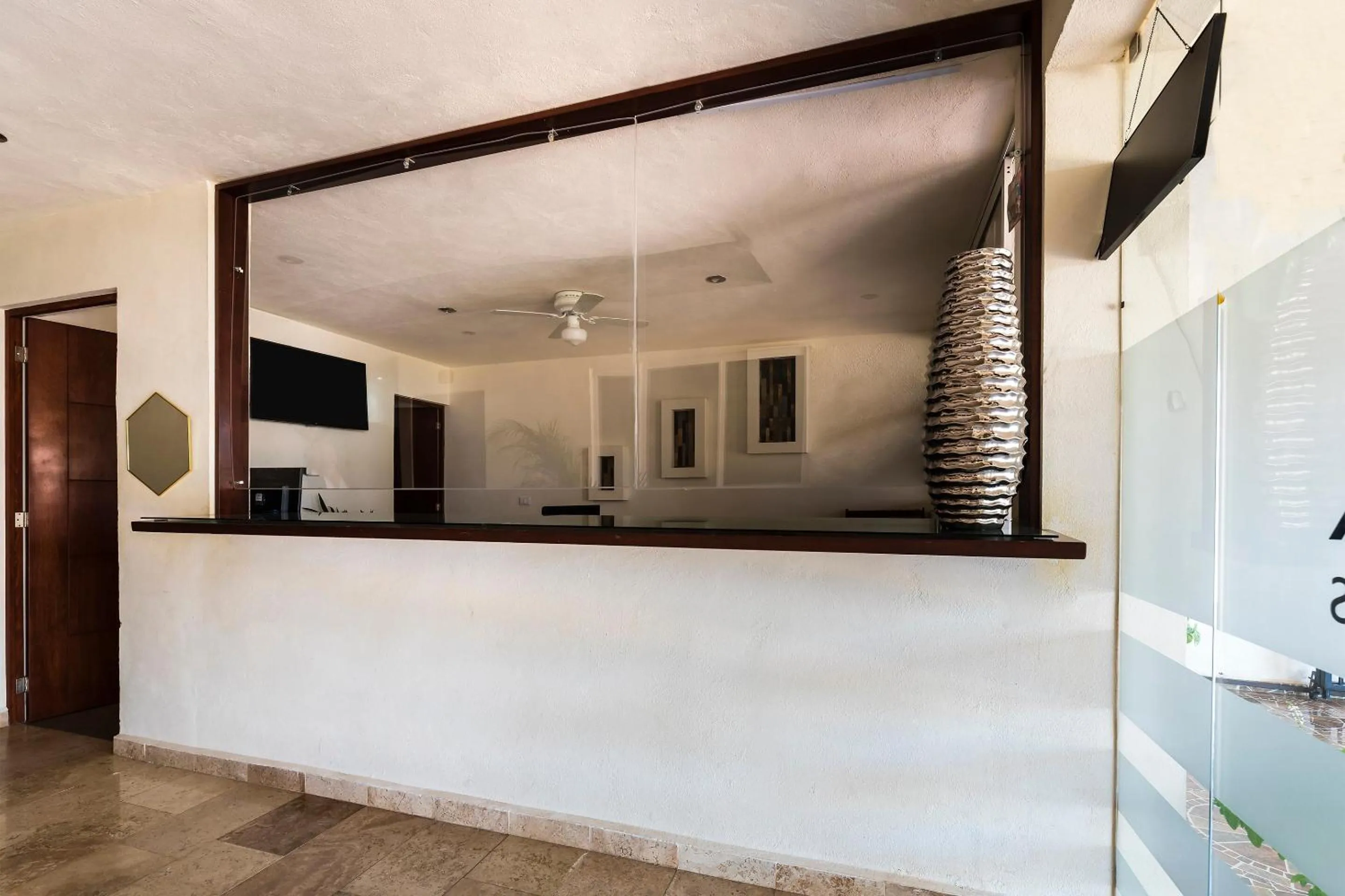 Lobby or reception in Capital O Hotel Joyma Suites, San Luis