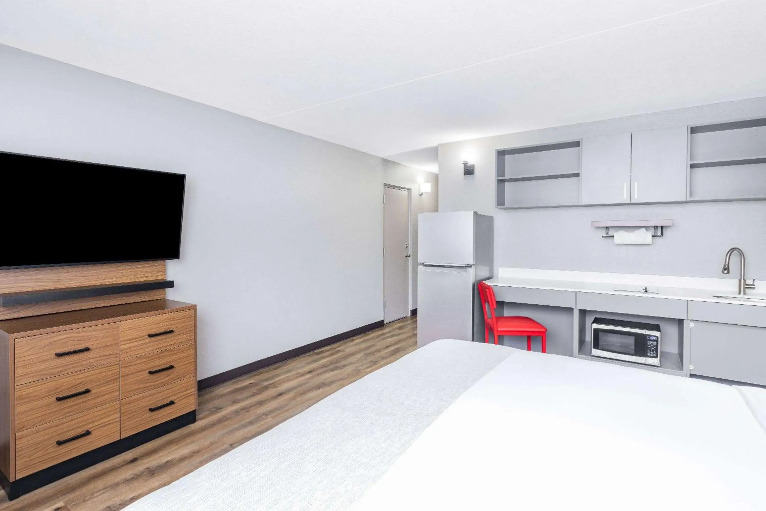 King Room with Roll-In Shower - Mobility Access/Non-Smoking in Hawthorn Extended Stay by Wyndham Wichita Airport King Room with Roll-In Shower - Mobility Access/Non-Smoking in Hawthorn Extended Stay by Wyndham Wichita Airport