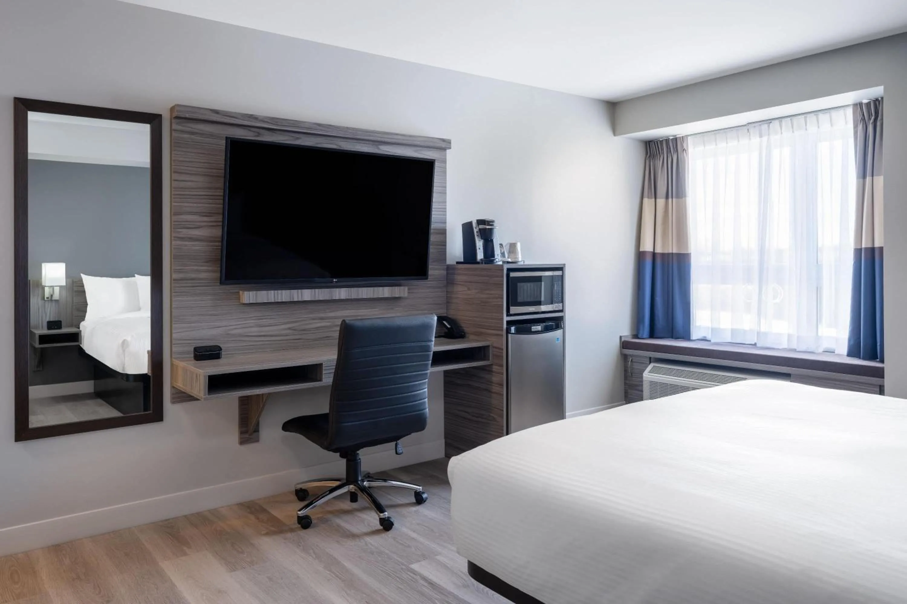 Photo of the whole room, Bed in Microtel Inn & Suites by Wyndham Kanata Ottawa West