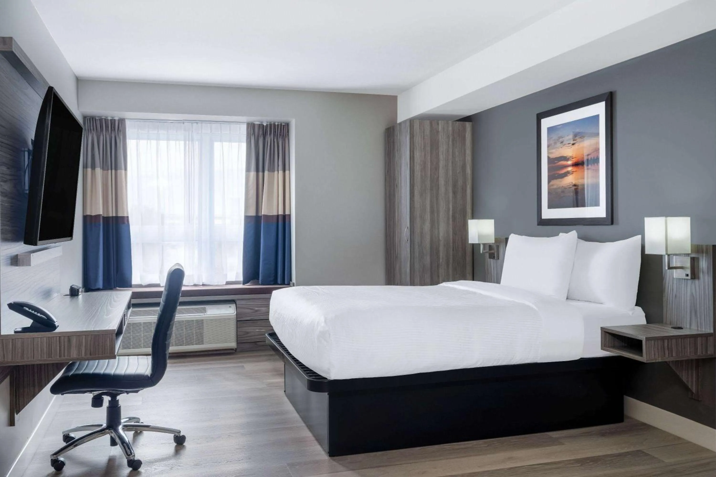 Photo of the whole room, Bed in Microtel Inn & Suites by Wyndham Kanata Ottawa West