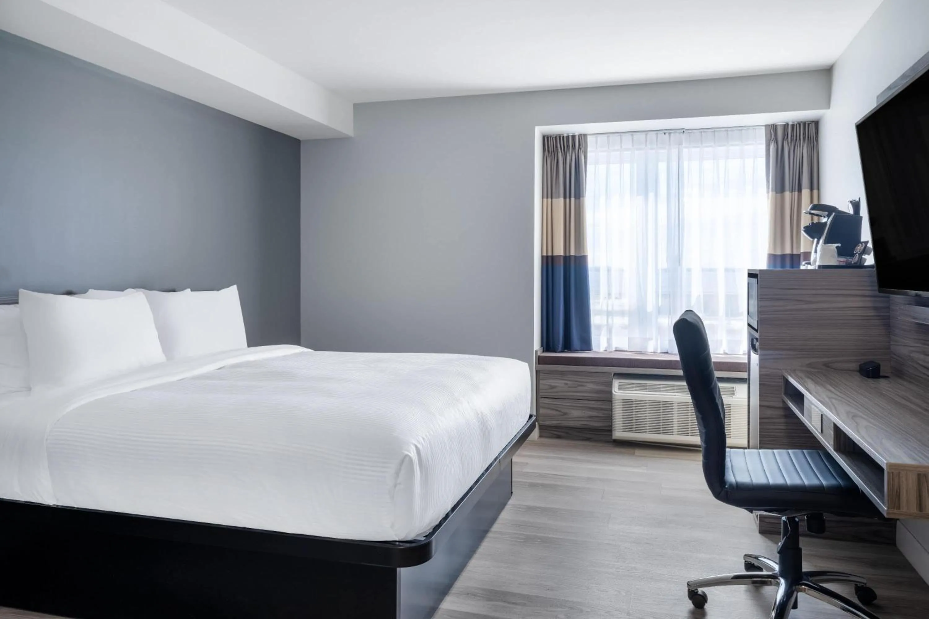 Photo of the whole room, Bed in Microtel Inn & Suites by Wyndham Kanata Ottawa West
