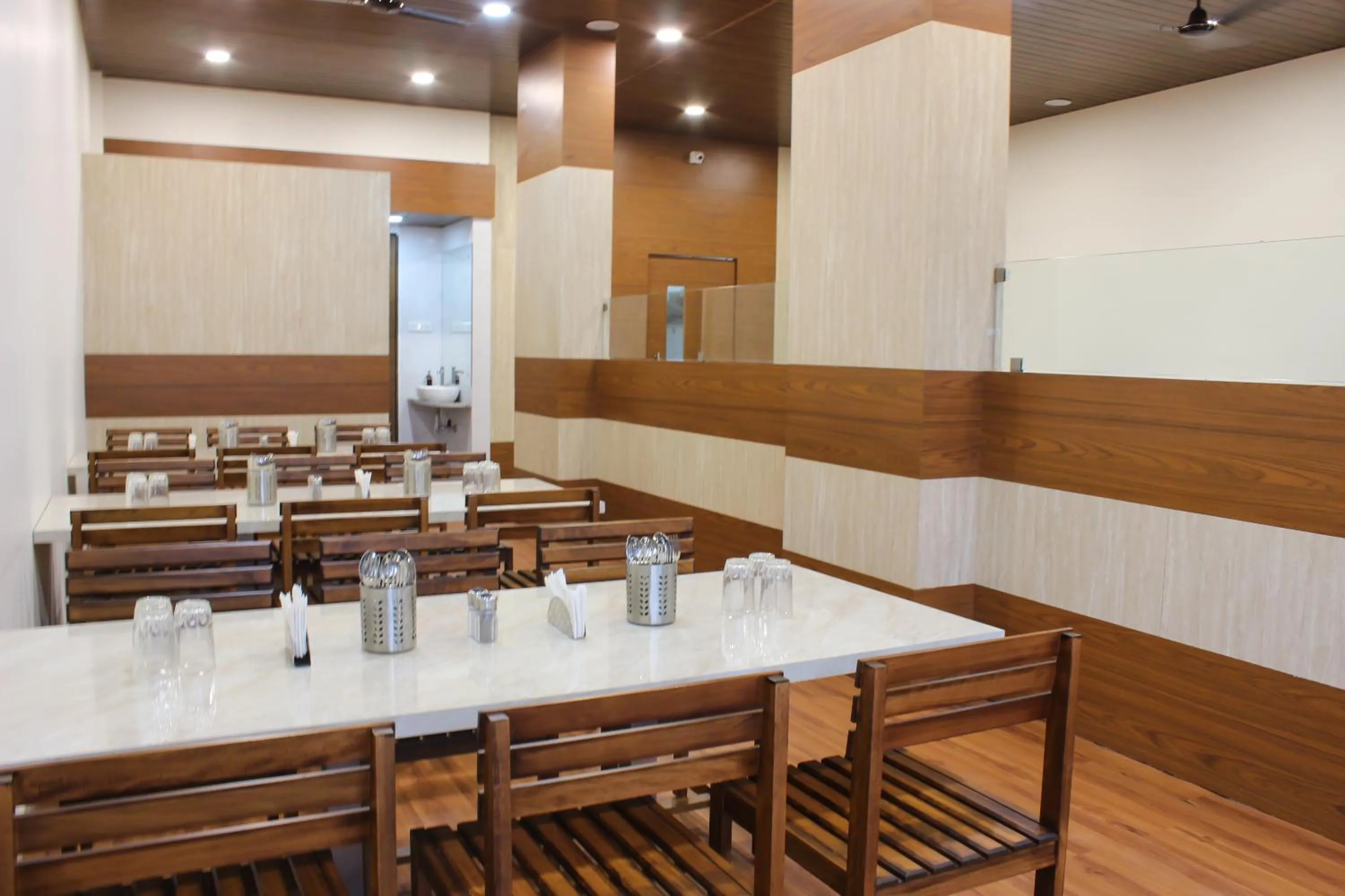 Restaurant/places to eat in Hotel Rain Sky Inn