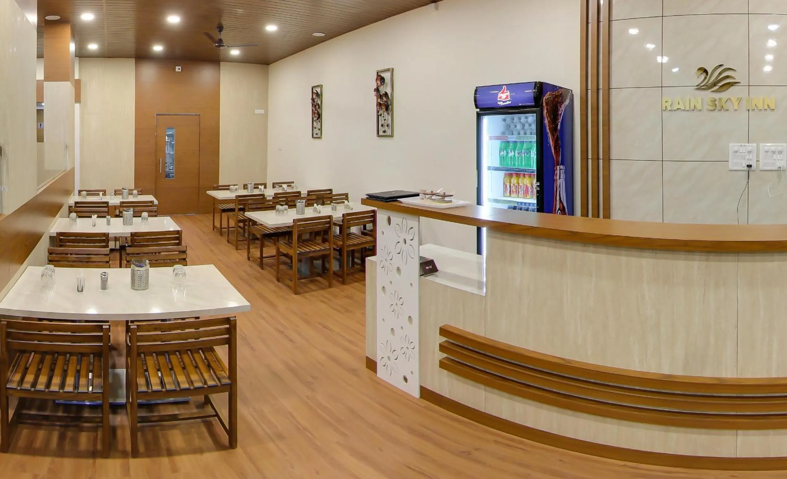 Restaurant/places to eat in Hotel Rain Sky Inn