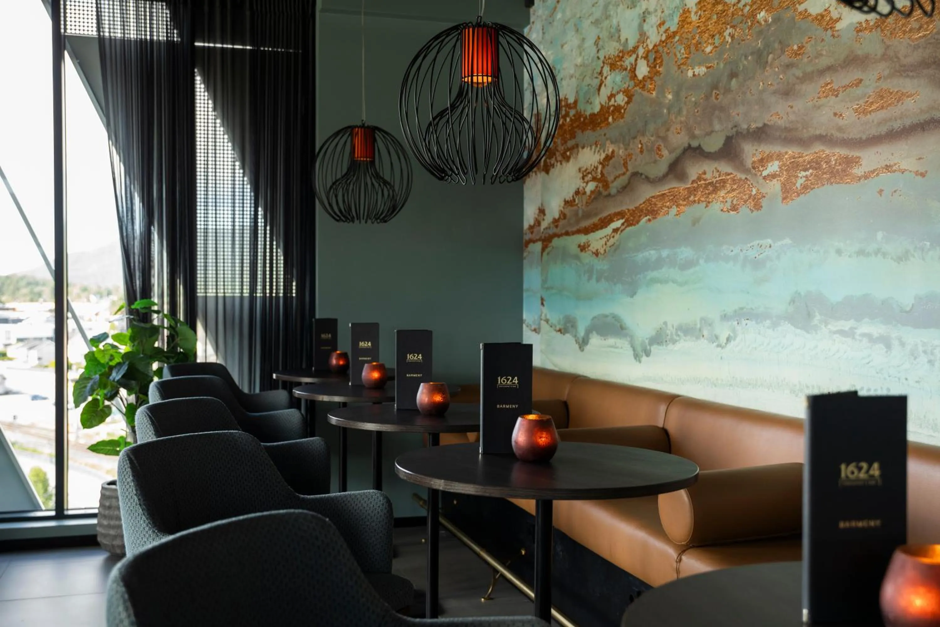 Restaurant/places to eat in Home Hotel 1624