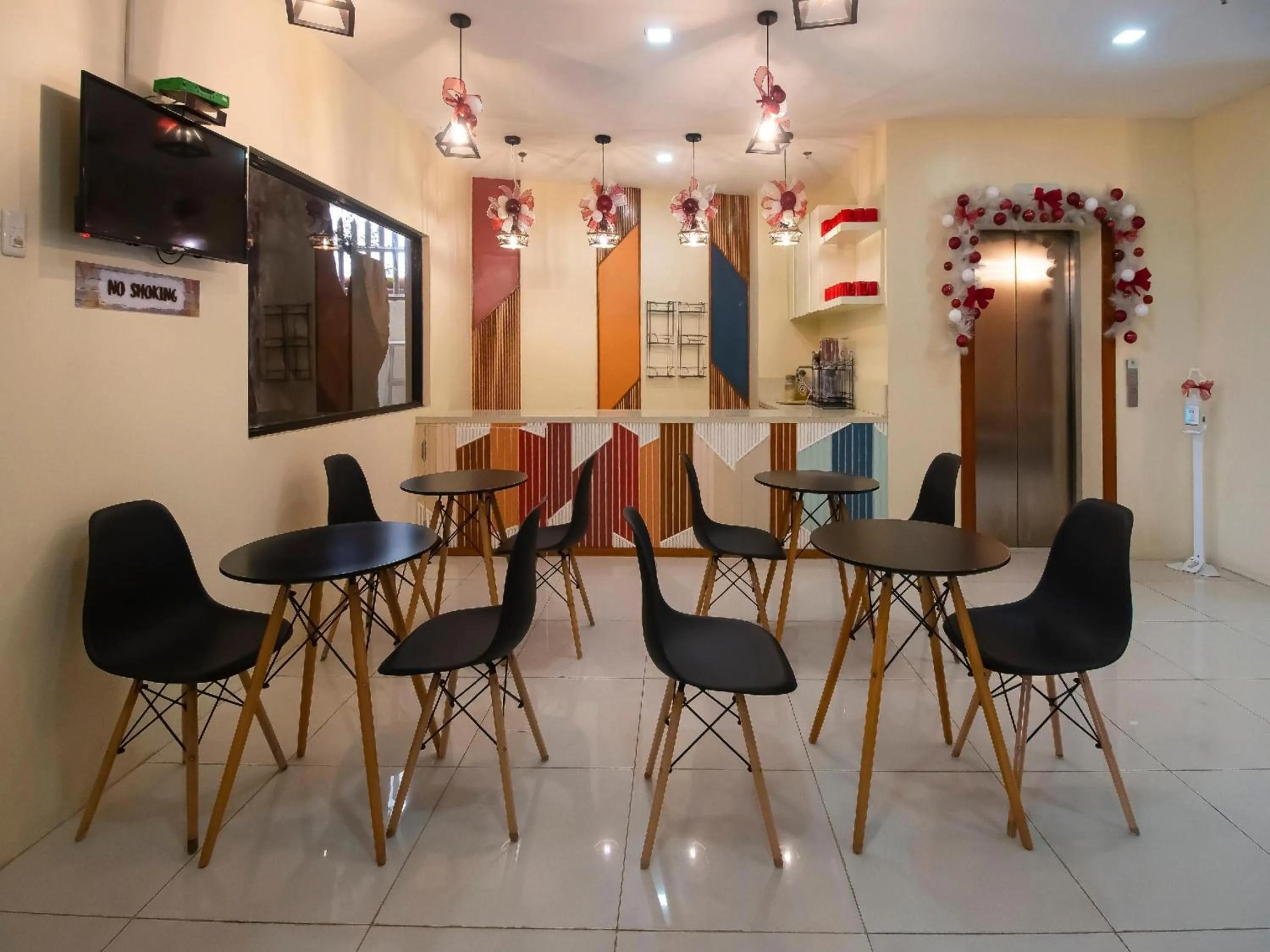 Lobby or reception in Super OYO 832 The Teepee Place Hostel & Residence Inn