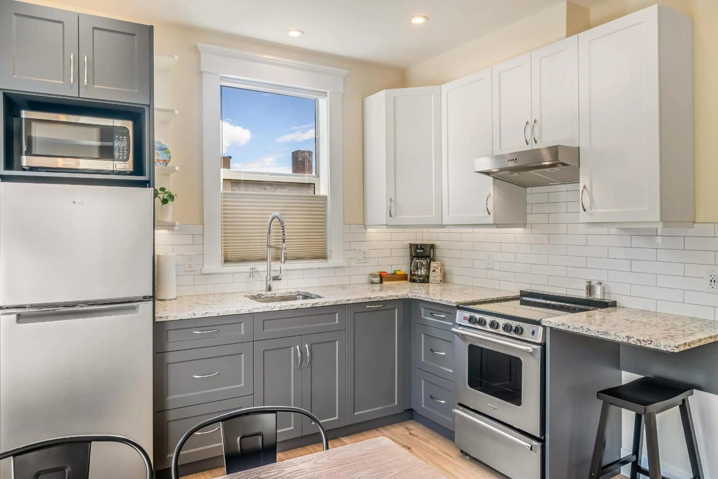 Kitchen or kitchenette in Stirling All Suites Hotel