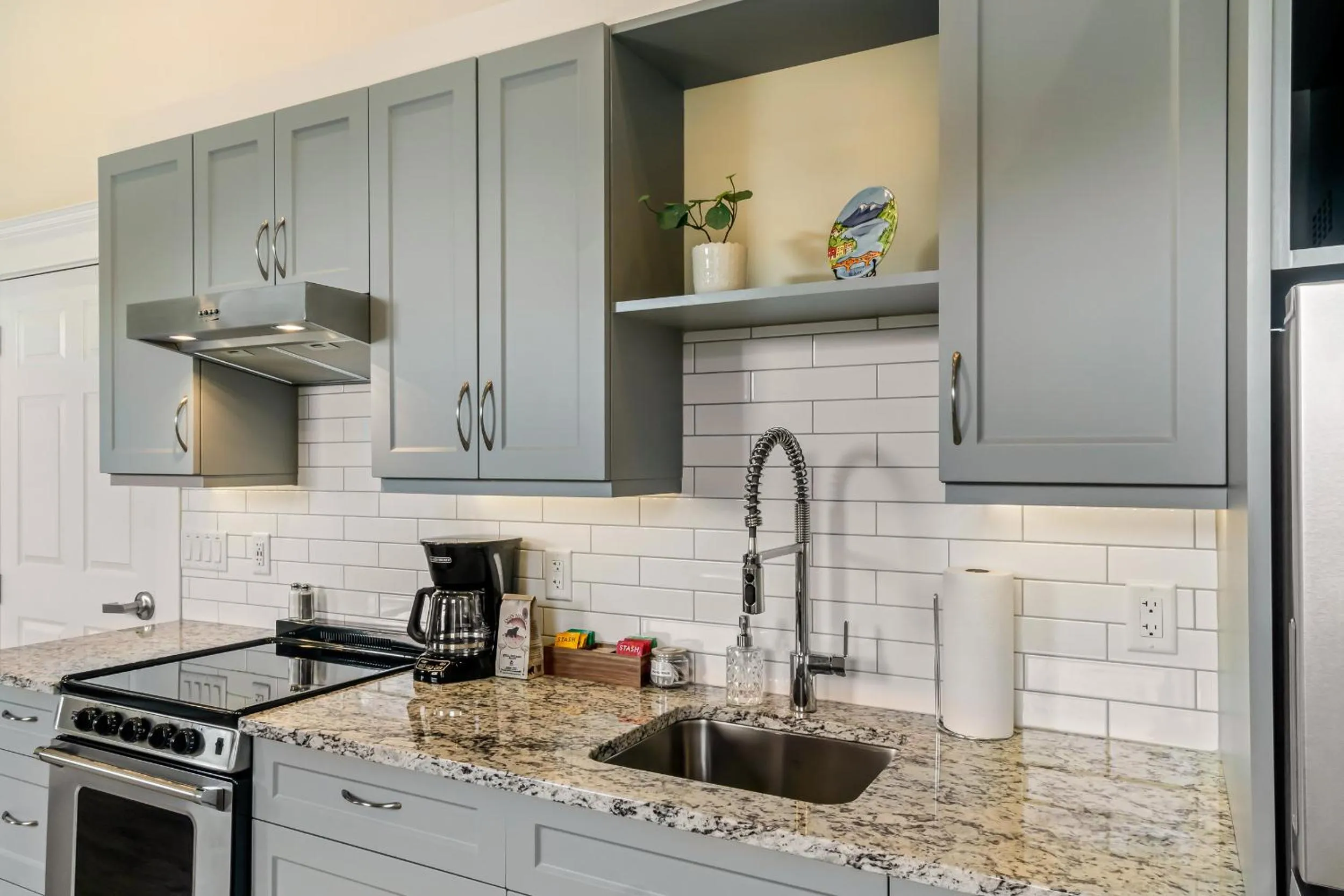 Kitchen or kitchenette in Stirling All Suites Hotel