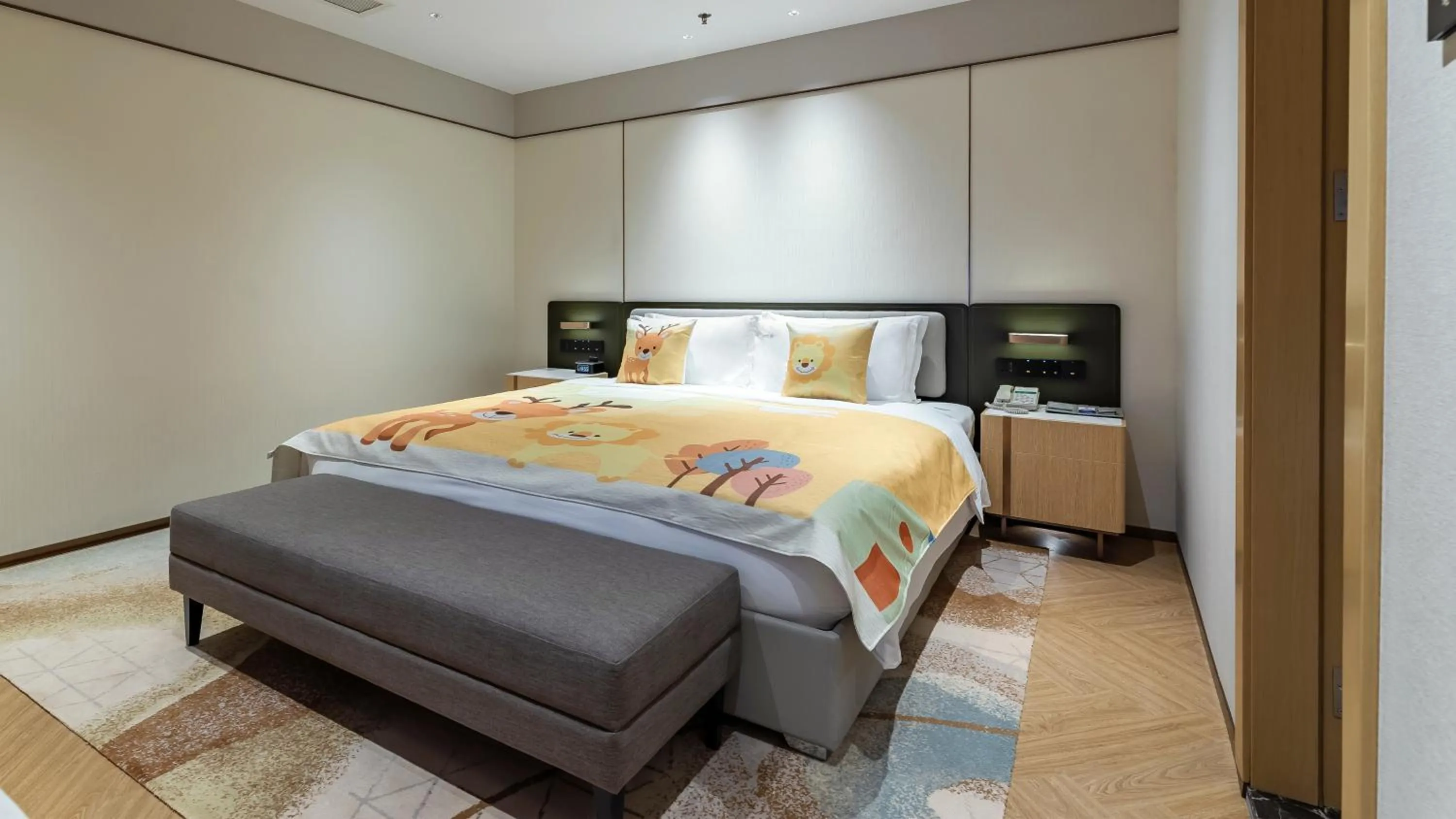 Photo of the whole room, Bed in Holiday Inn Chongqing Guanyinqiao, an IHG Hotel