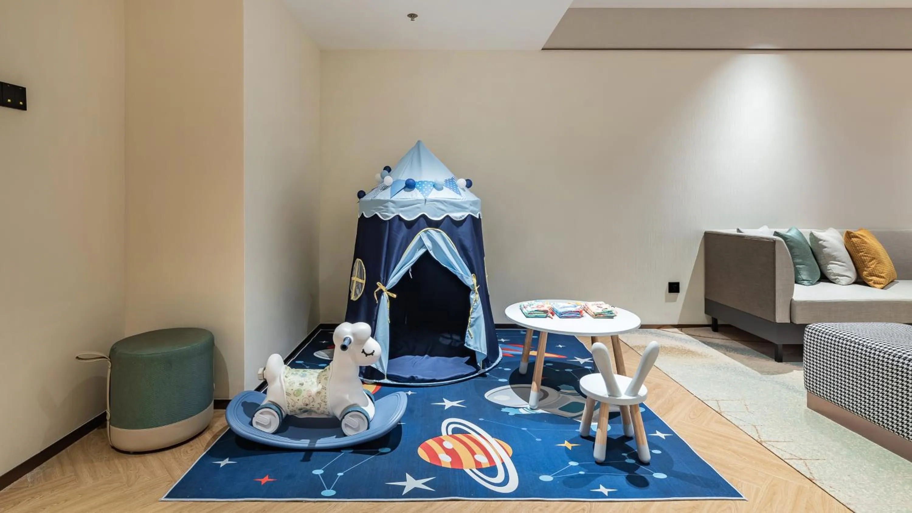 Living room in Holiday Inn Chongqing Guanyinqiao, an IHG Hotel