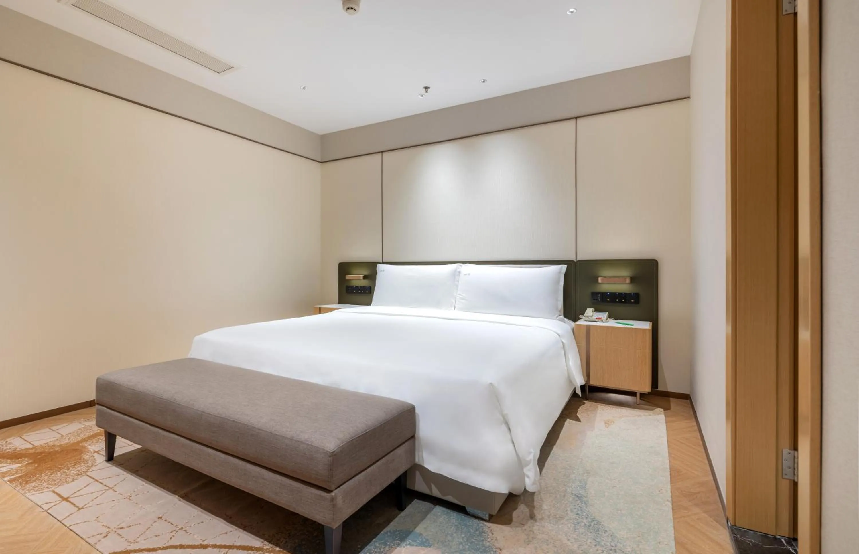 Bed in Holiday Inn Chongqing Guanyinqiao, an IHG Hotel