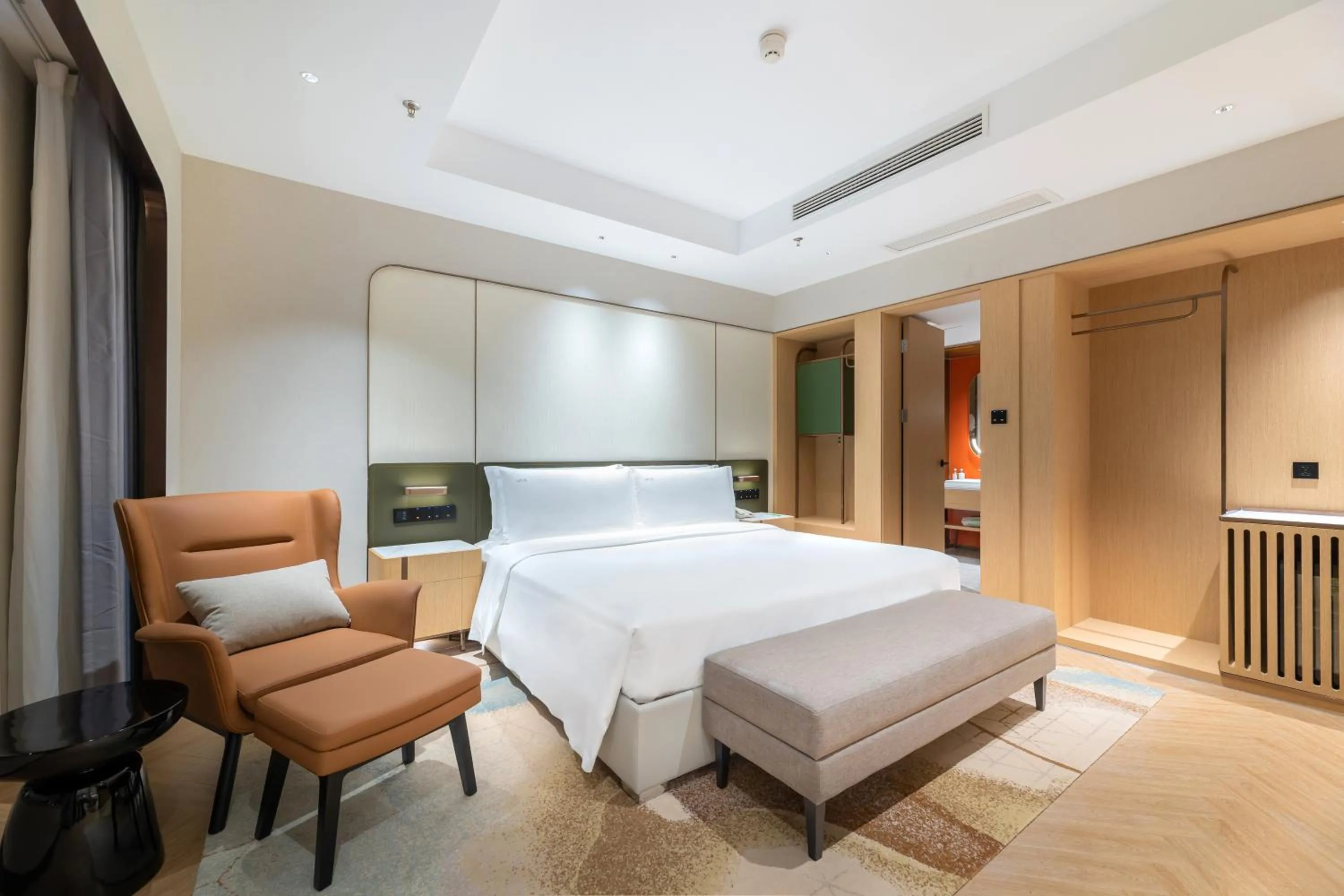 Photo of the whole room, Bed in Holiday Inn Chongqing Guanyinqiao, an IHG Hotel