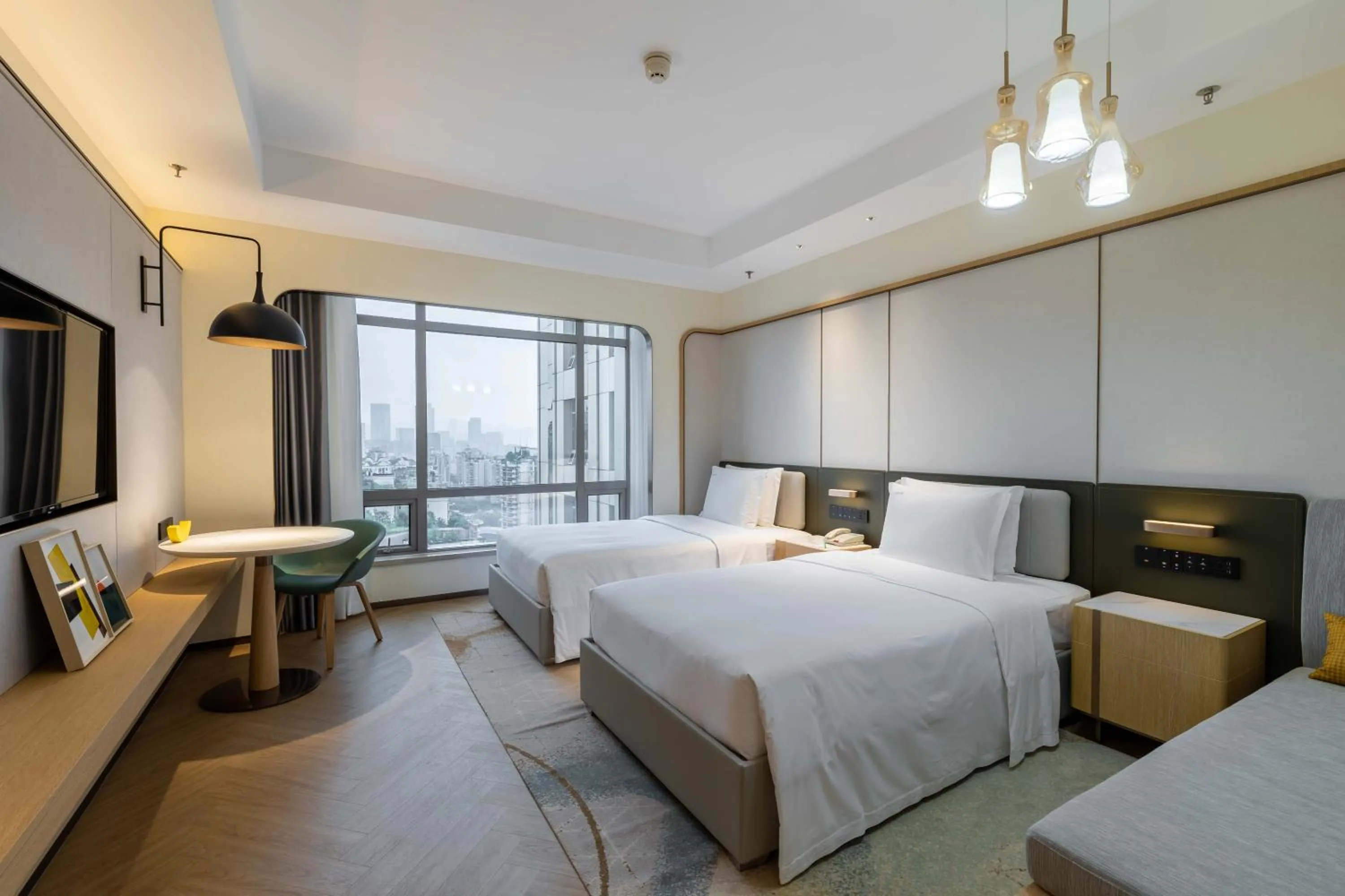 Photo of the whole room, Bed in Holiday Inn Chongqing Guanyinqiao, an IHG Hotel