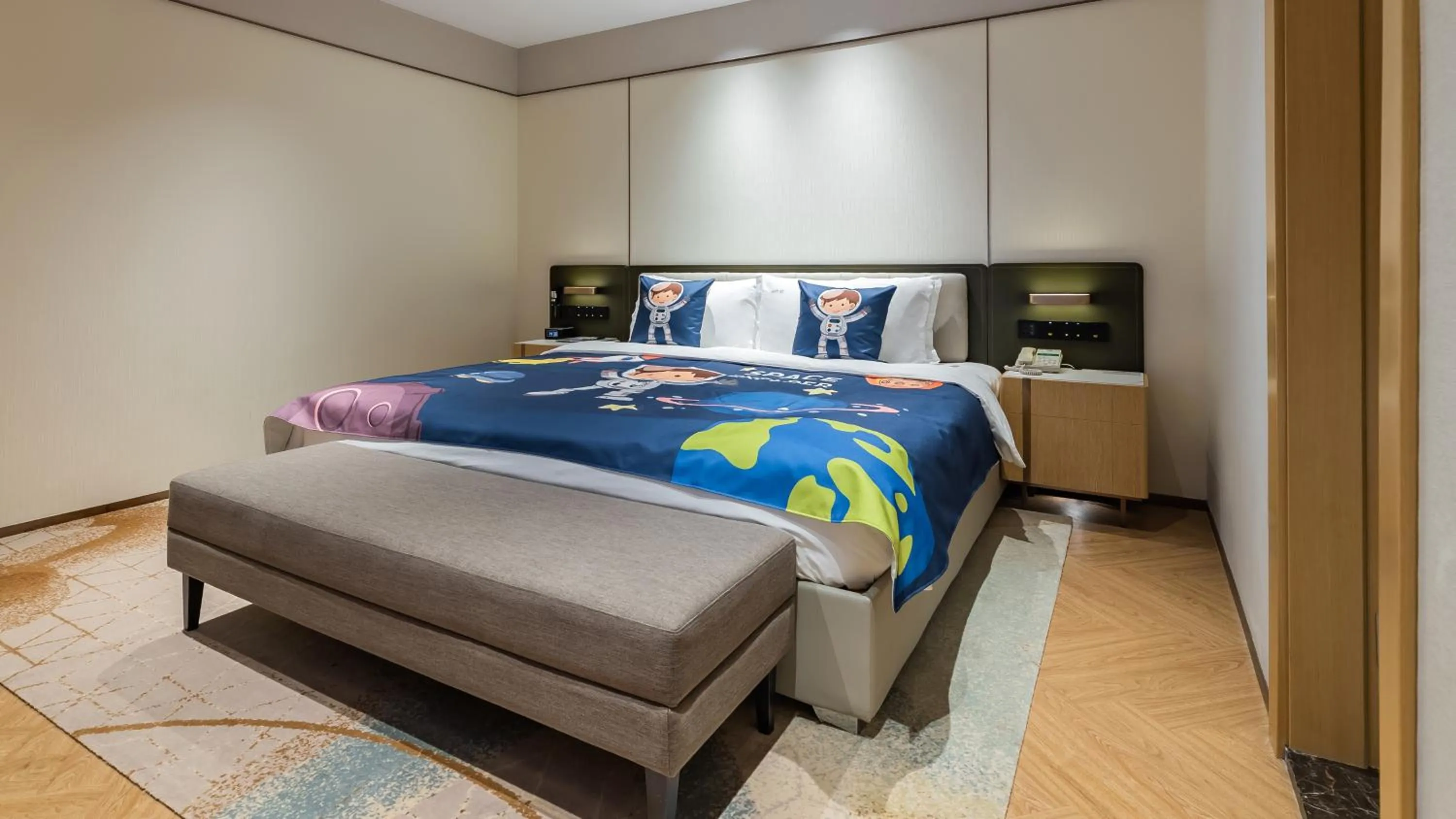 Photo of the whole room, Bed in Holiday Inn Chongqing Guanyinqiao, an IHG Hotel