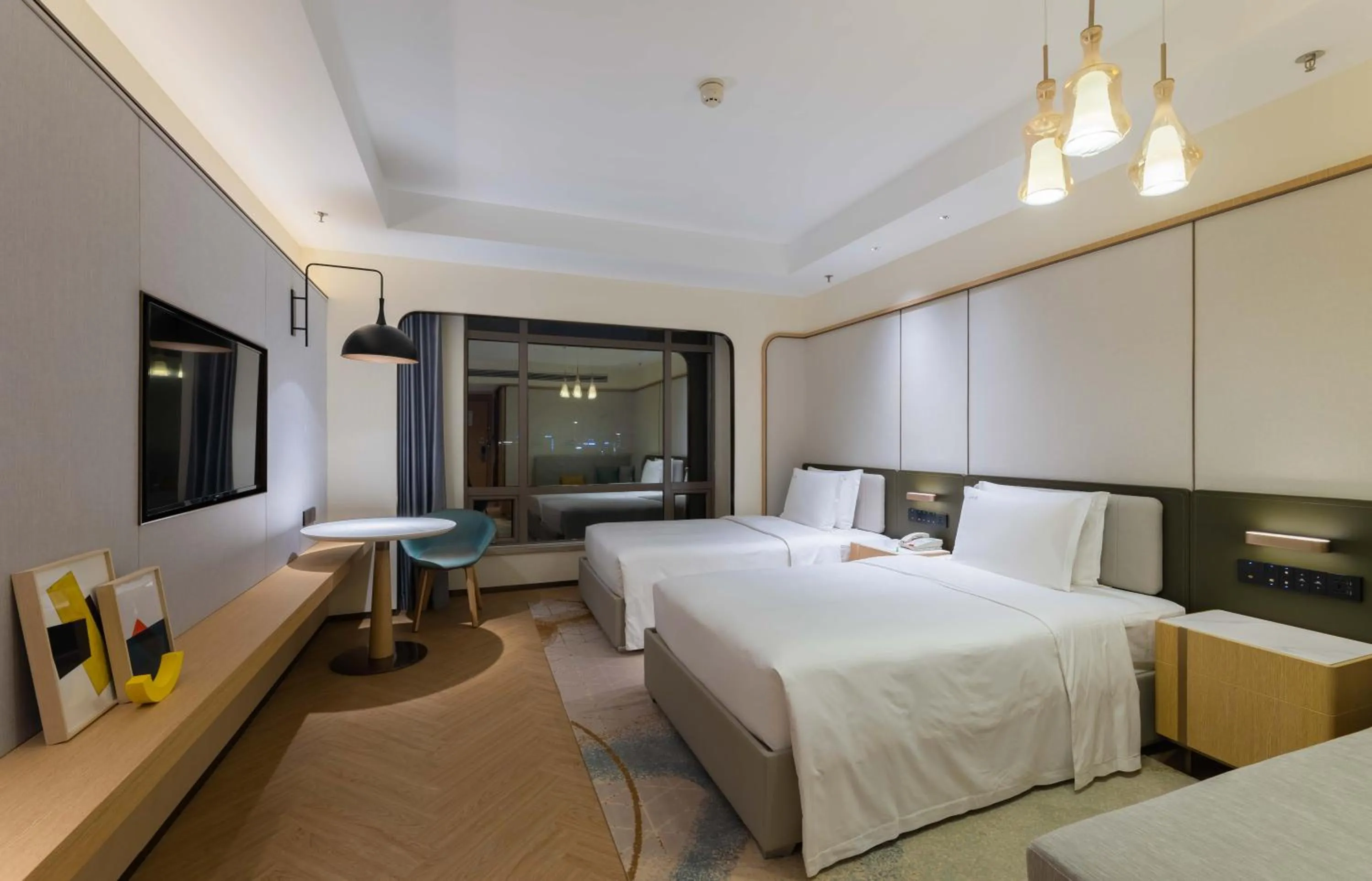 Photo of the whole room, Bed in Holiday Inn Chongqing Guanyinqiao, an IHG Hotel