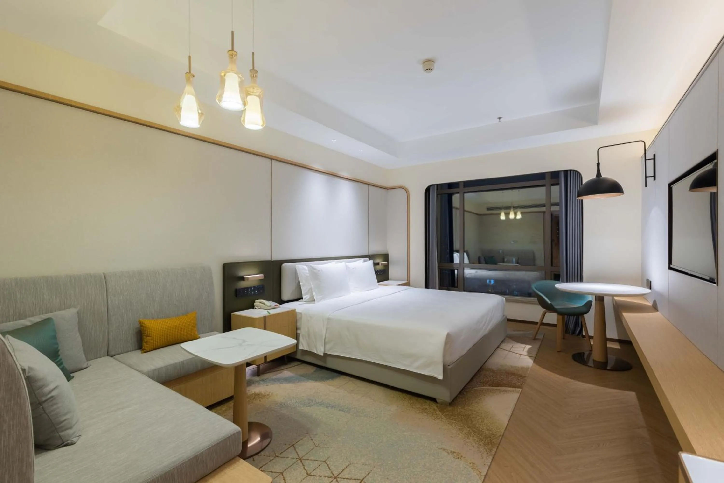 Photo of the whole room, Bed in Holiday Inn Chongqing Guanyinqiao, an IHG Hotel