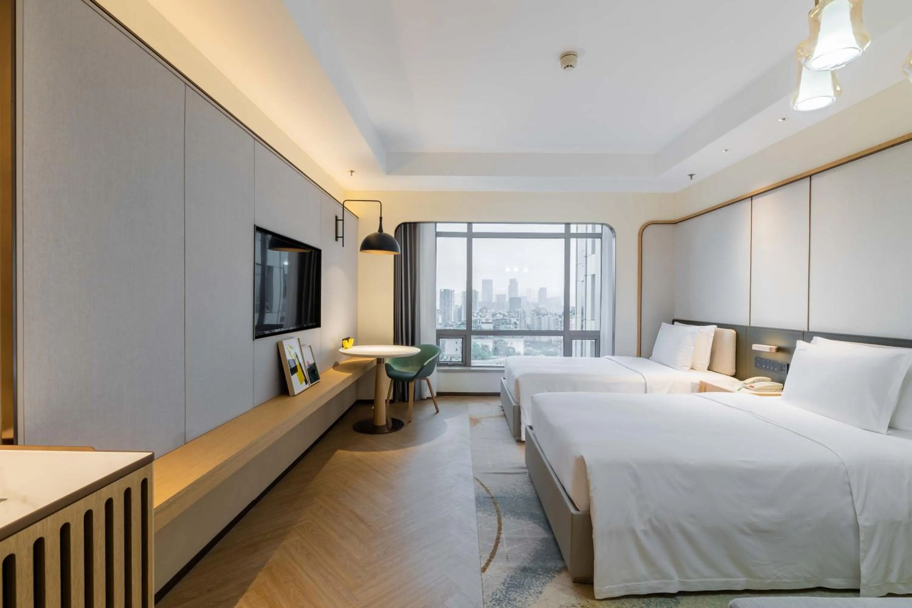 Photo of the whole room, Bed in Holiday Inn Chongqing Guanyinqiao, an IHG Hotel