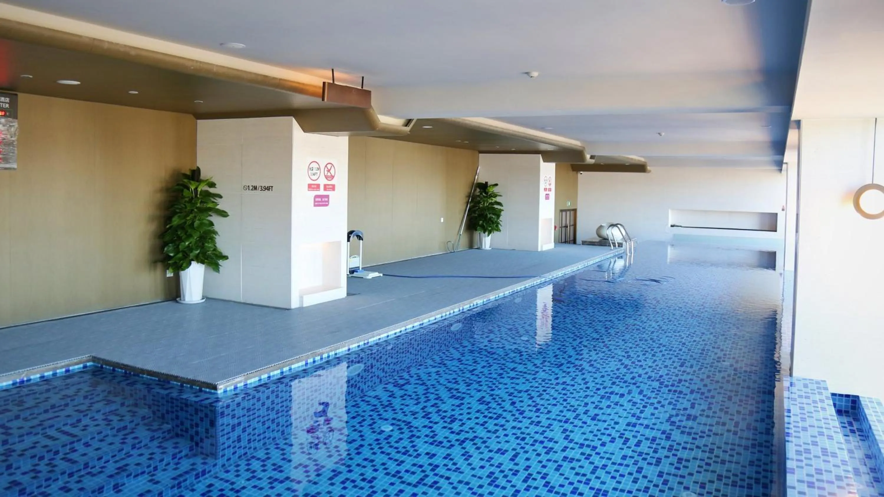 Swimming pool in Crowne Plaza Hohhot City Center