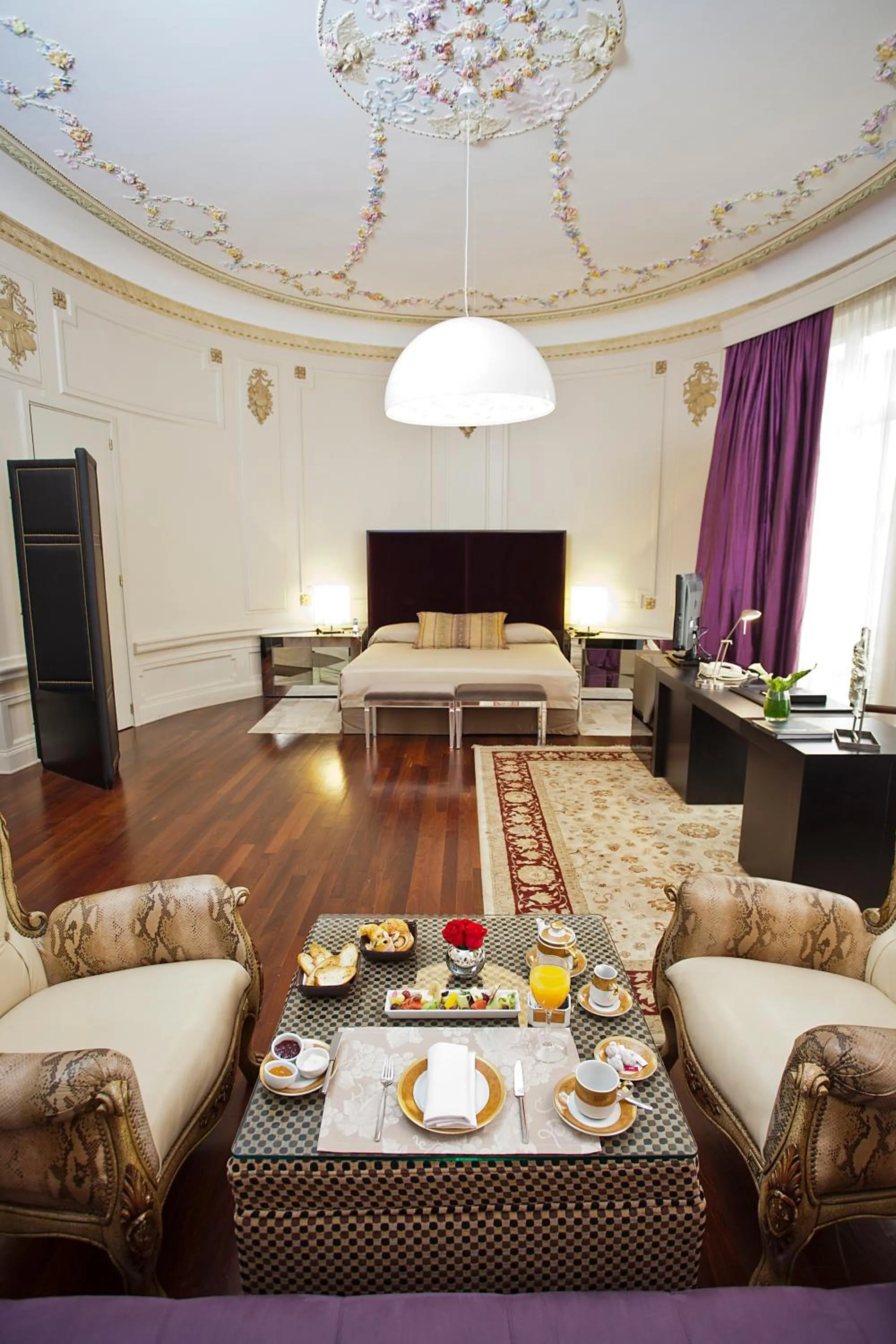 Photo of the whole room in Savoy Hotel