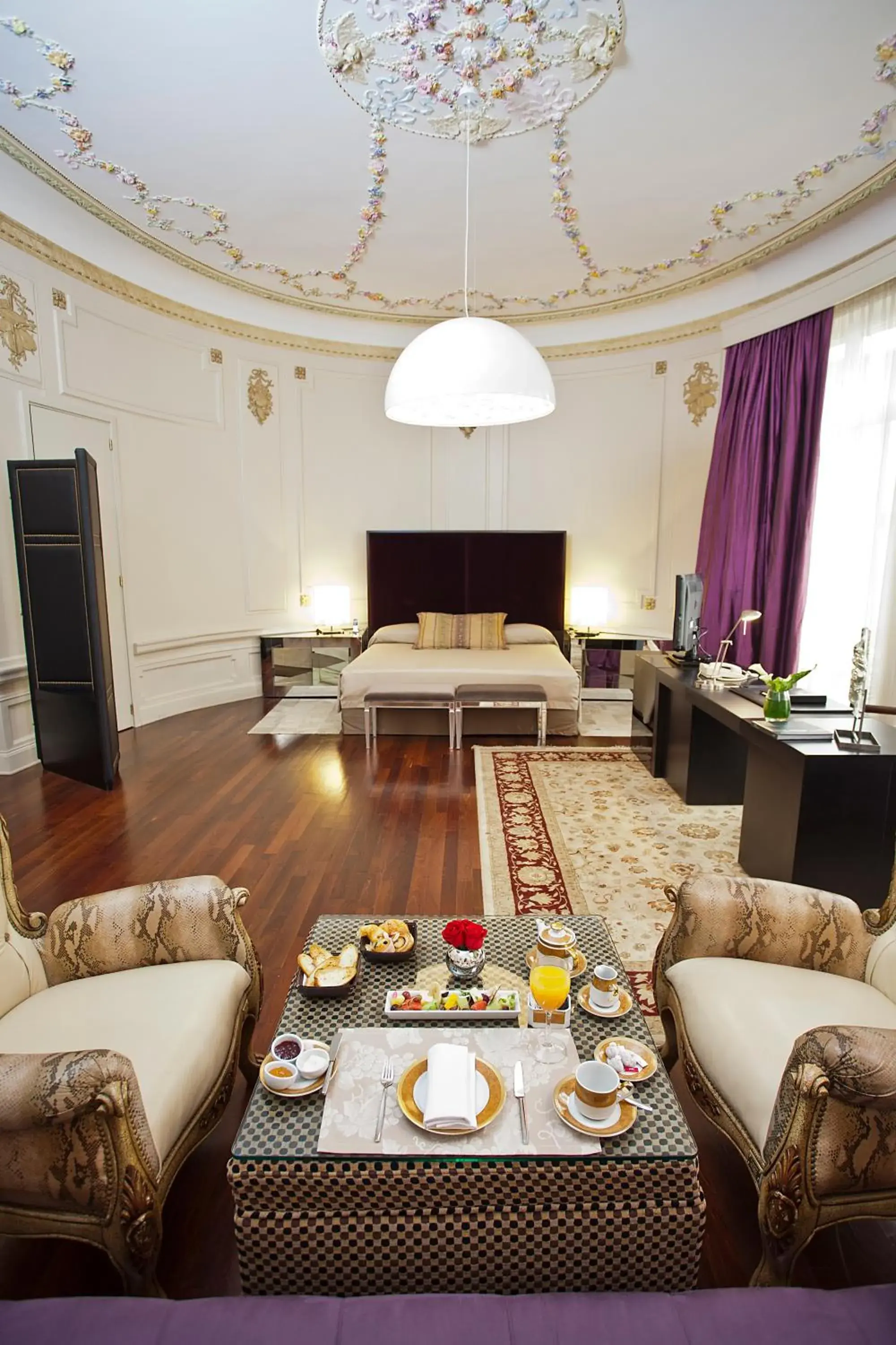 Corner Double Room in Savoy Hotel Corner Double Room in Savoy Hotel