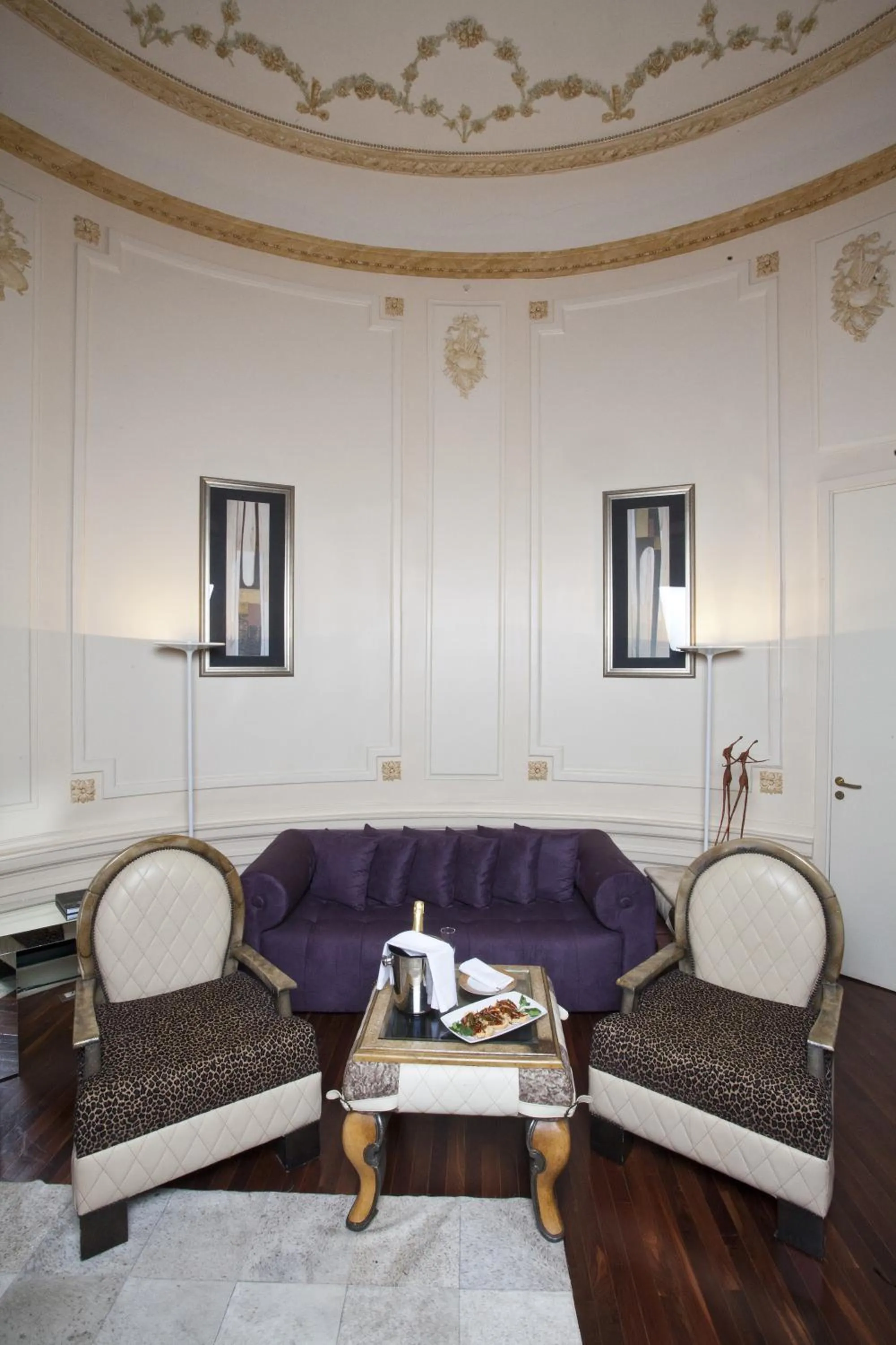 Photo of the whole room in Savoy Hotel