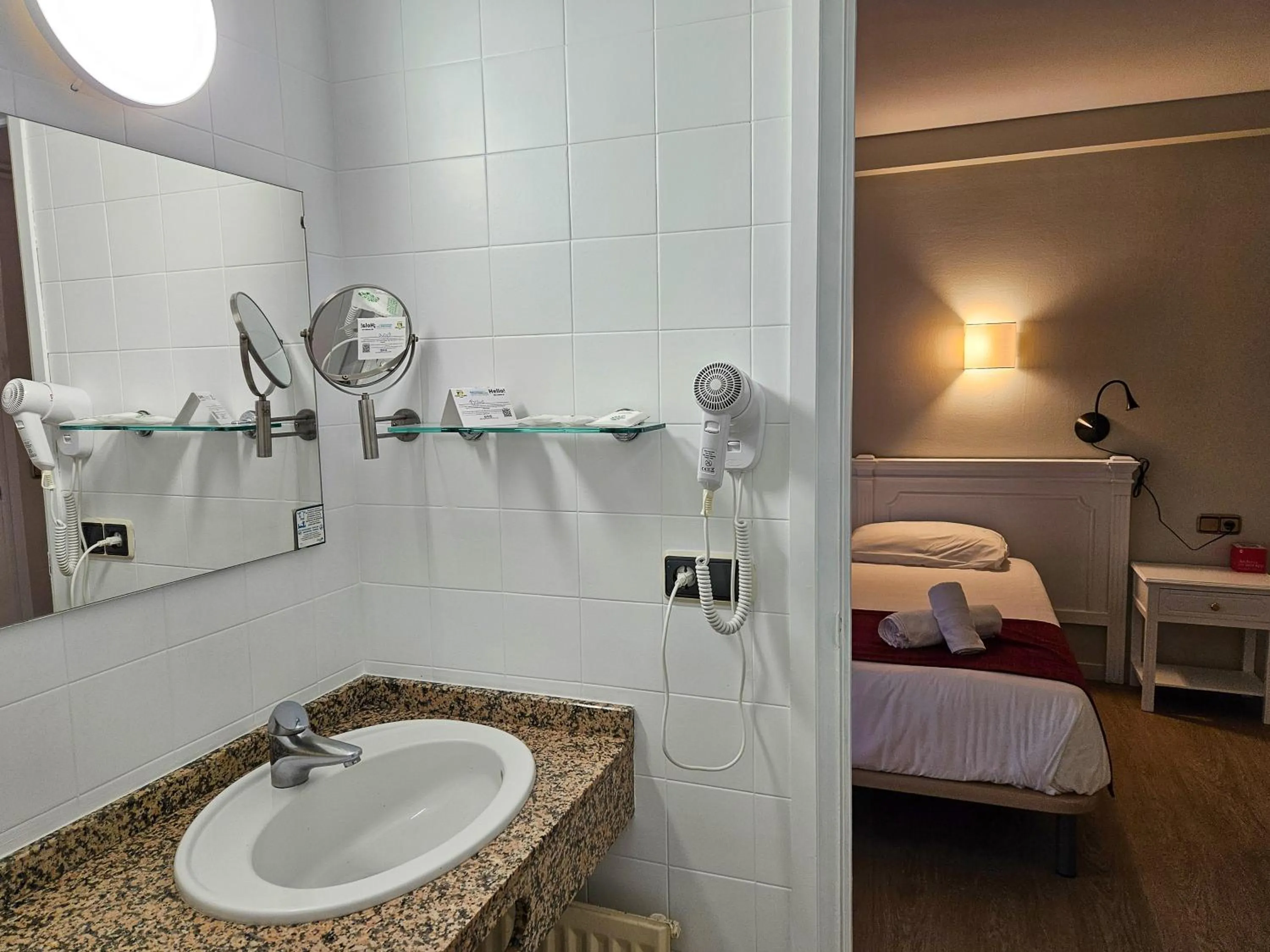 Bathroom, Bed in Hotel Pere D'Urg 3000