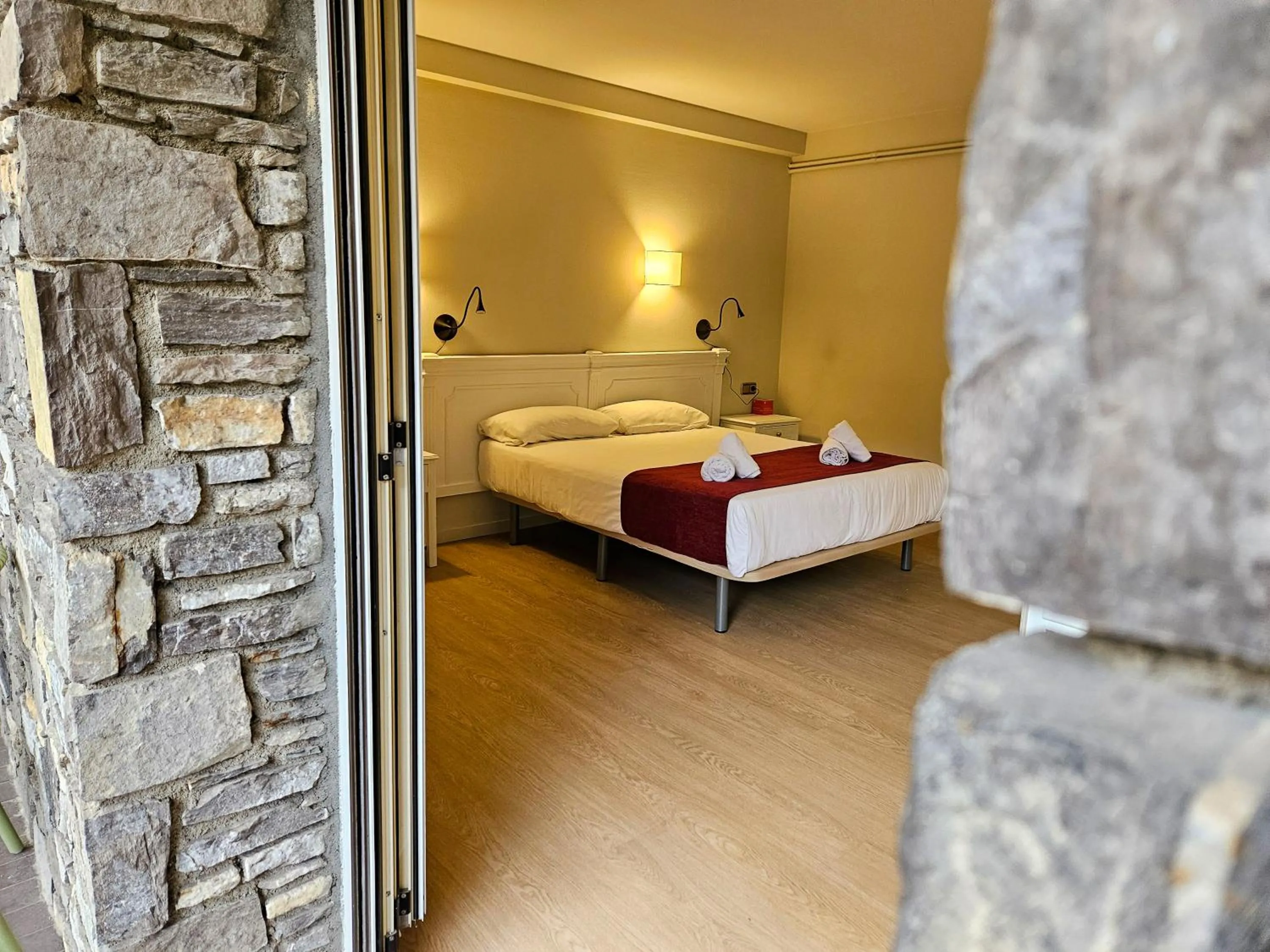 Bedroom, Bed in Hotel Pere D'Urg 3000