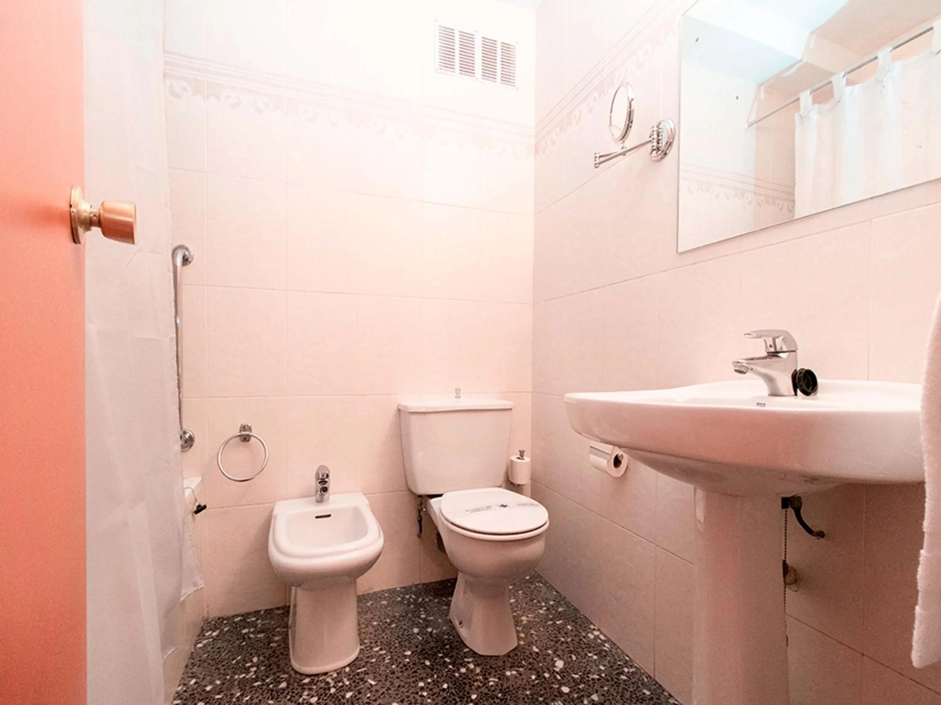 Bathroom in Hotel Pere D'Urg 3000