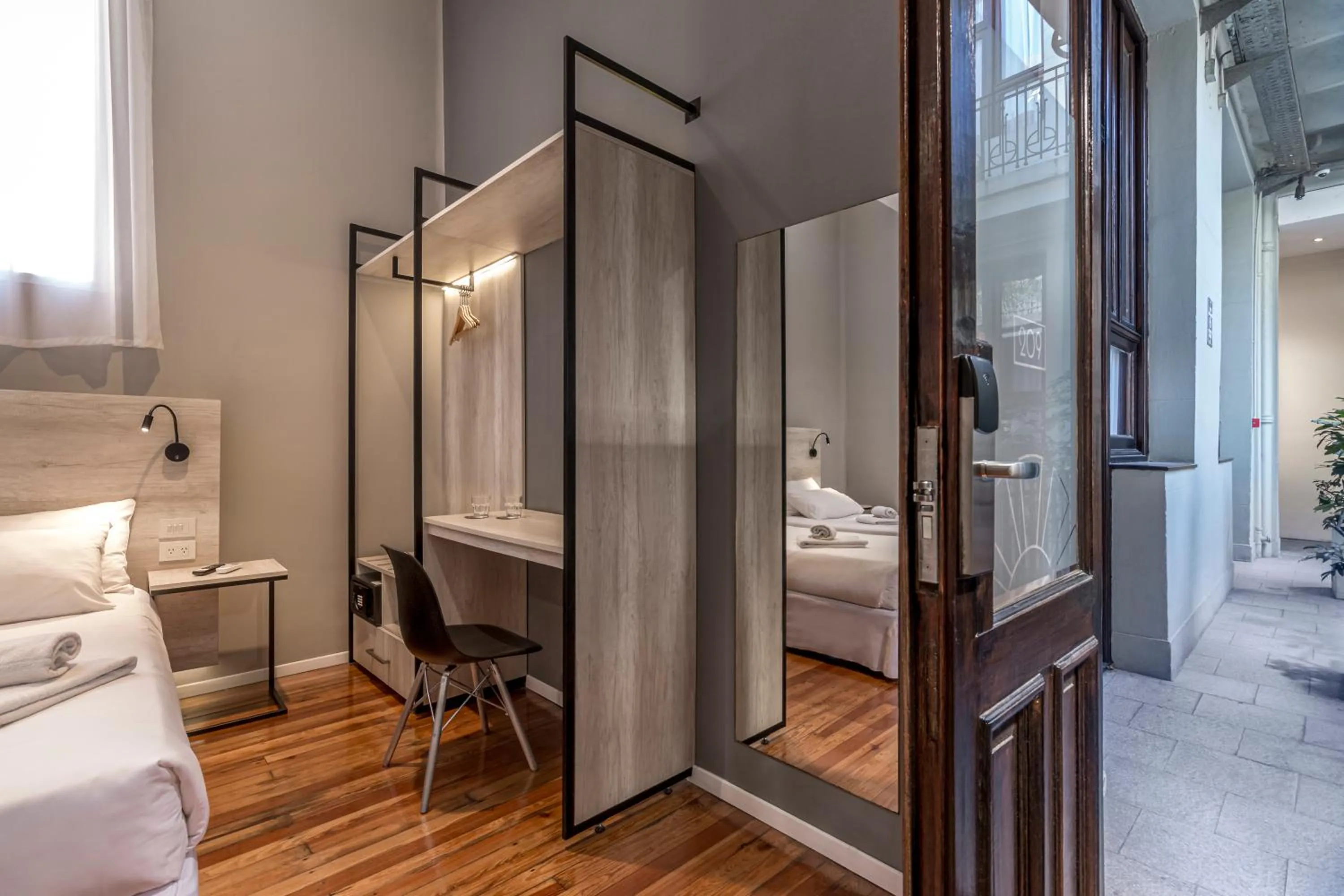 Photo of the whole room, Bed in Up Tribeca