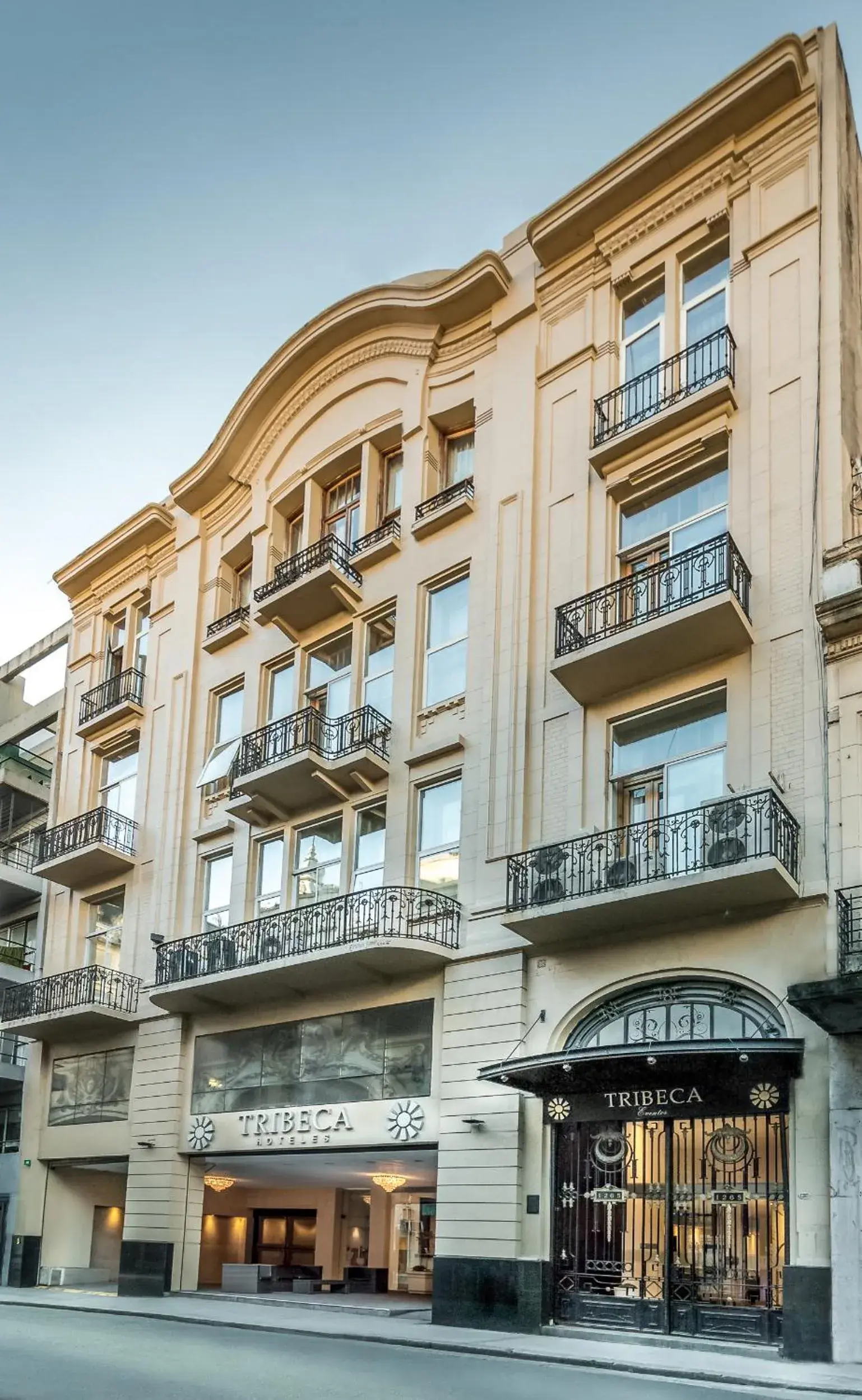 Property building in Up Tribeca Property building in Up Tribeca