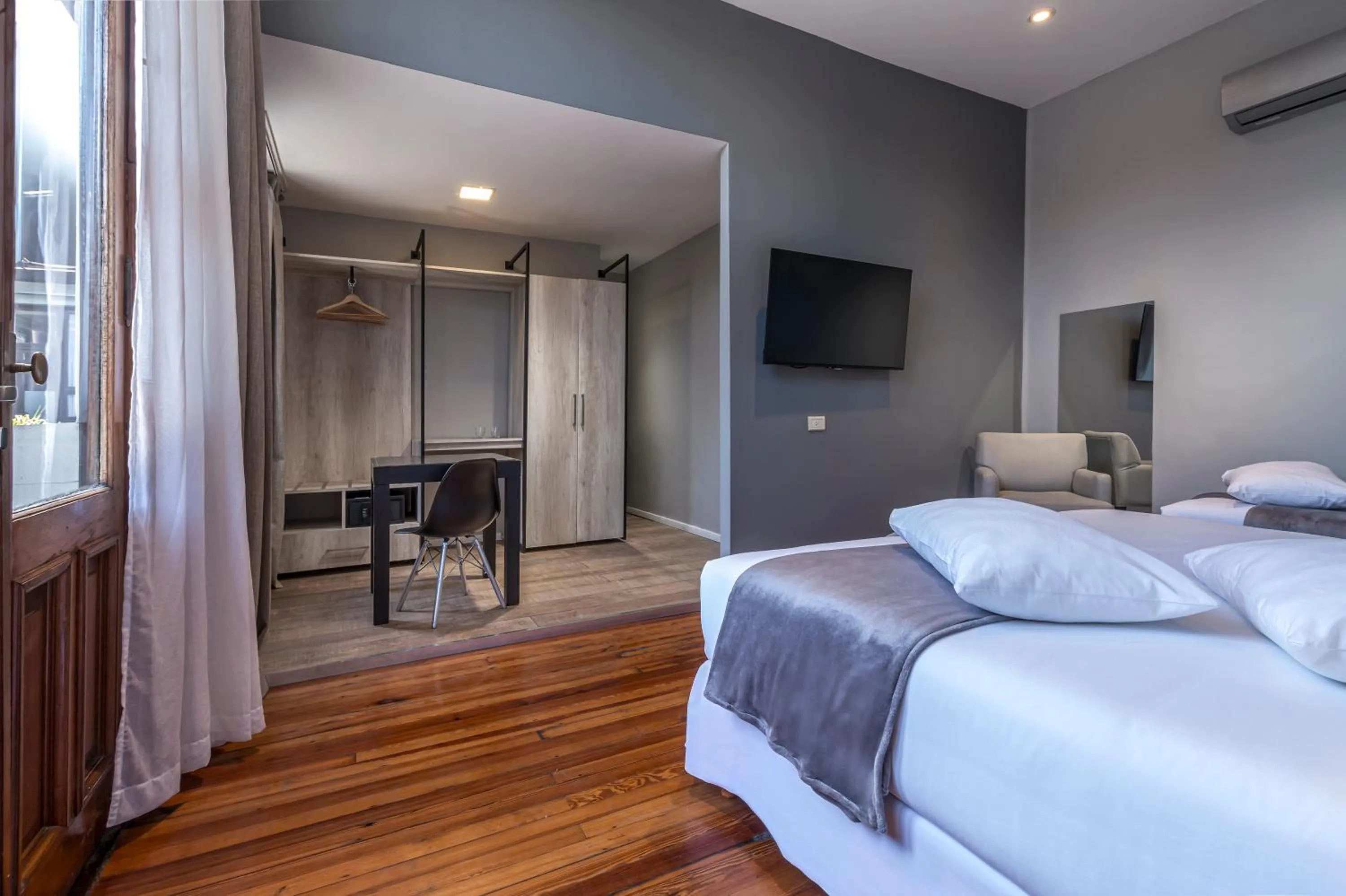 Photo of the whole room, Bed in Up Tribeca