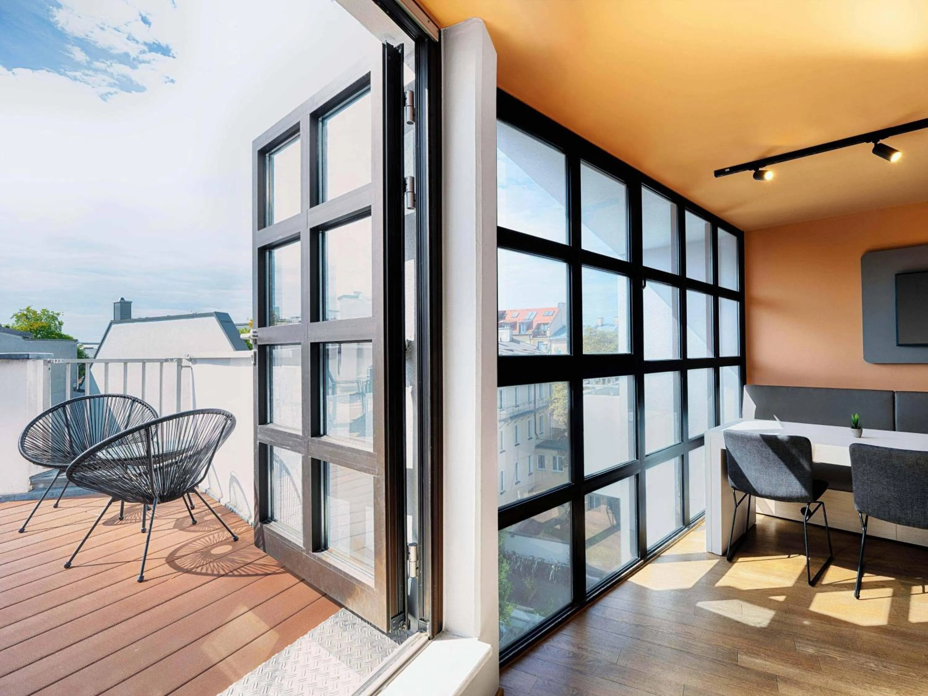 Swimming pool in B&B Hotel München-Hbf