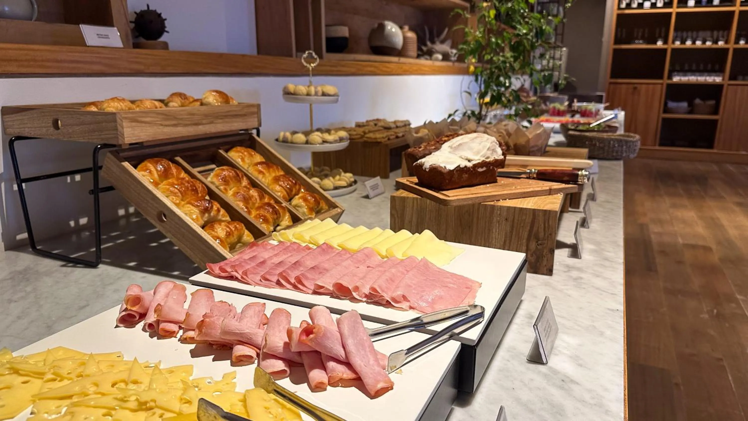 Buffet breakfast in Esplendor by Wyndham El Calafate