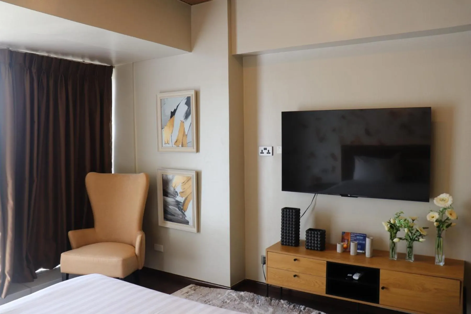 Seating area, Bed in AEON SUITES Staycation