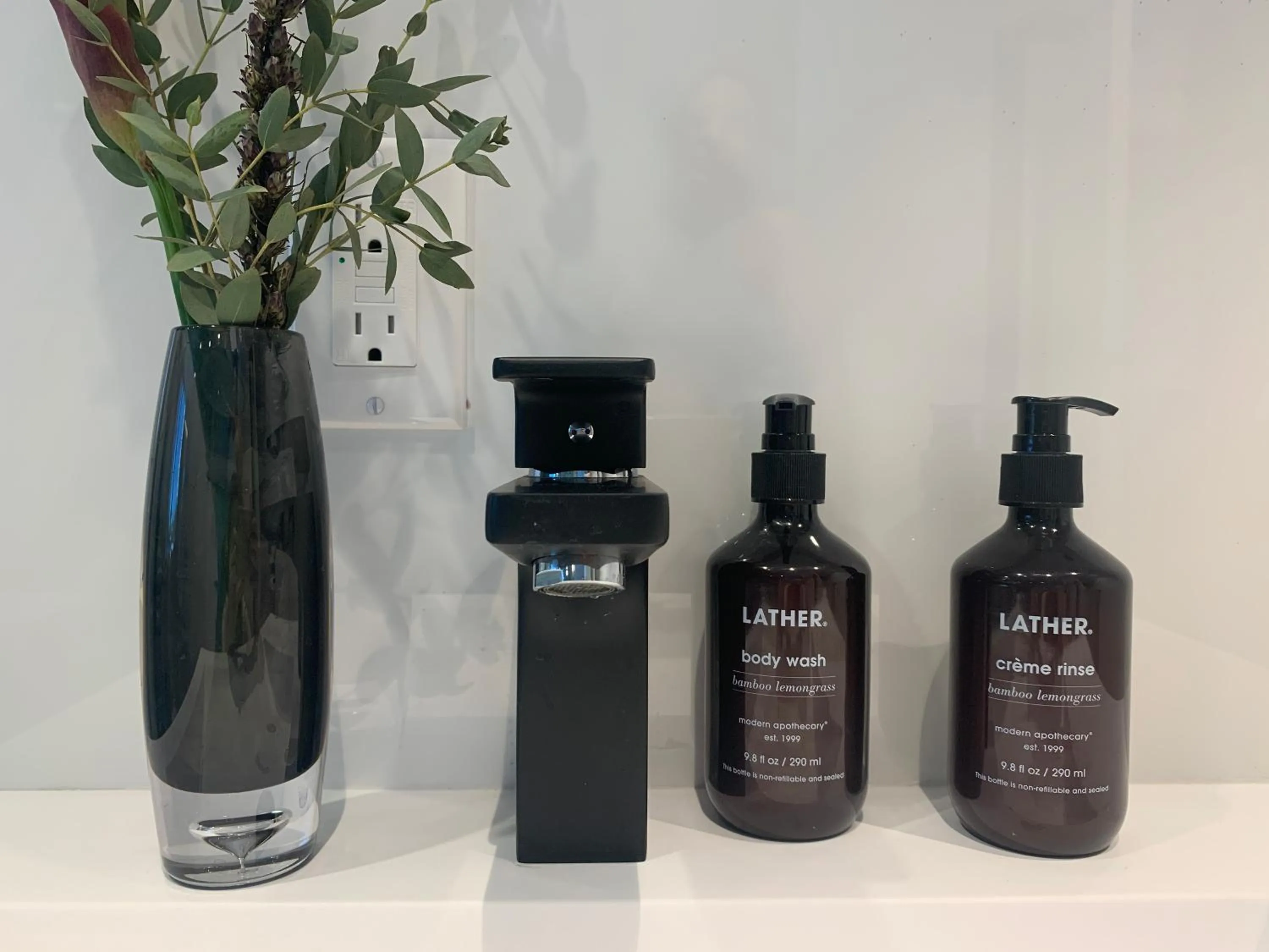 Bathroom in The ENGLiSH Hotel, Las Vegas, a Tribute Portfolio Hotel