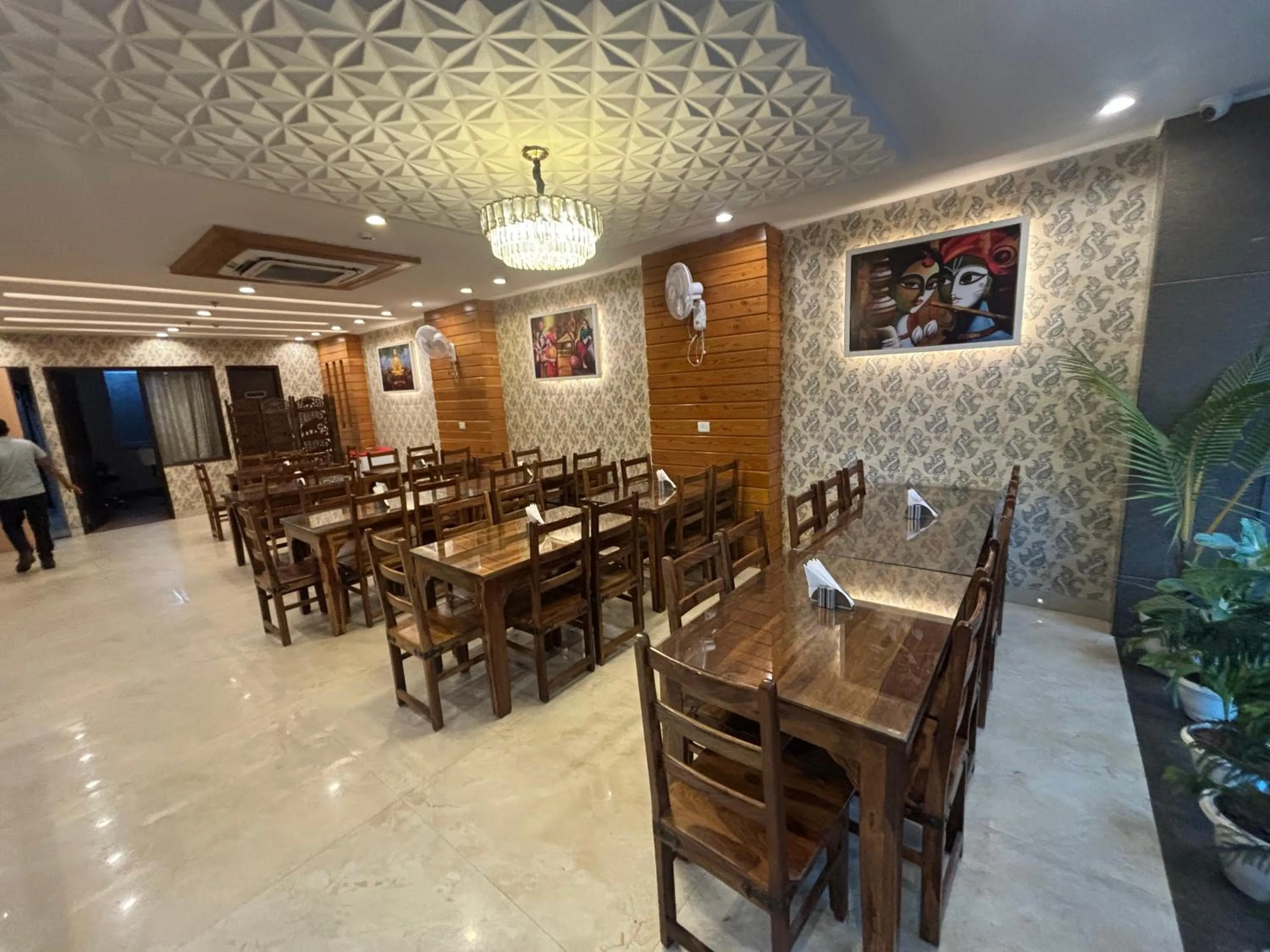 Restaurant/places to eat in Hotel Life Inn