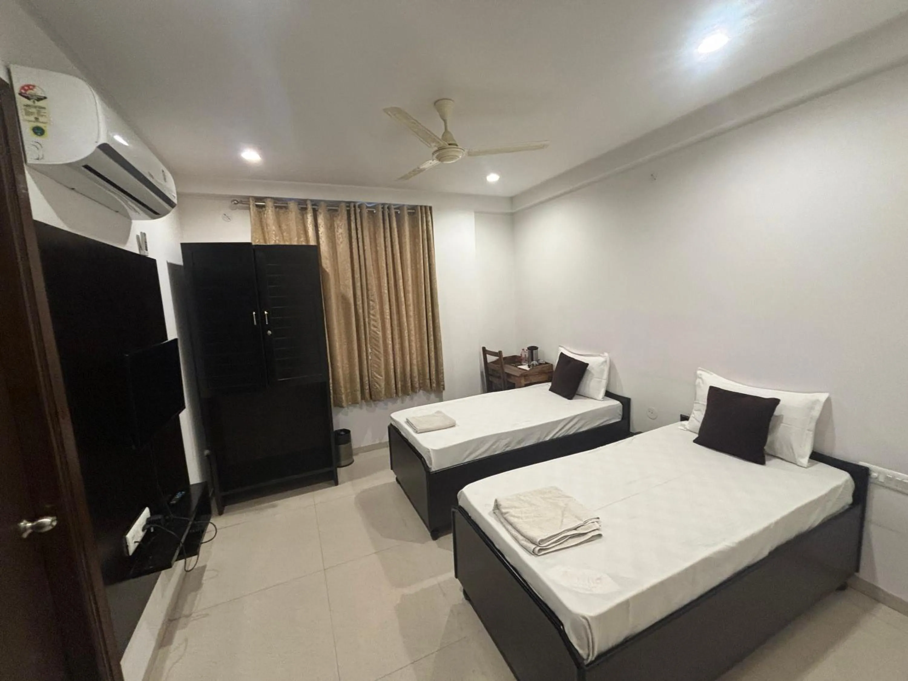 Photo of the whole room, Bed in Hotel Life Inn