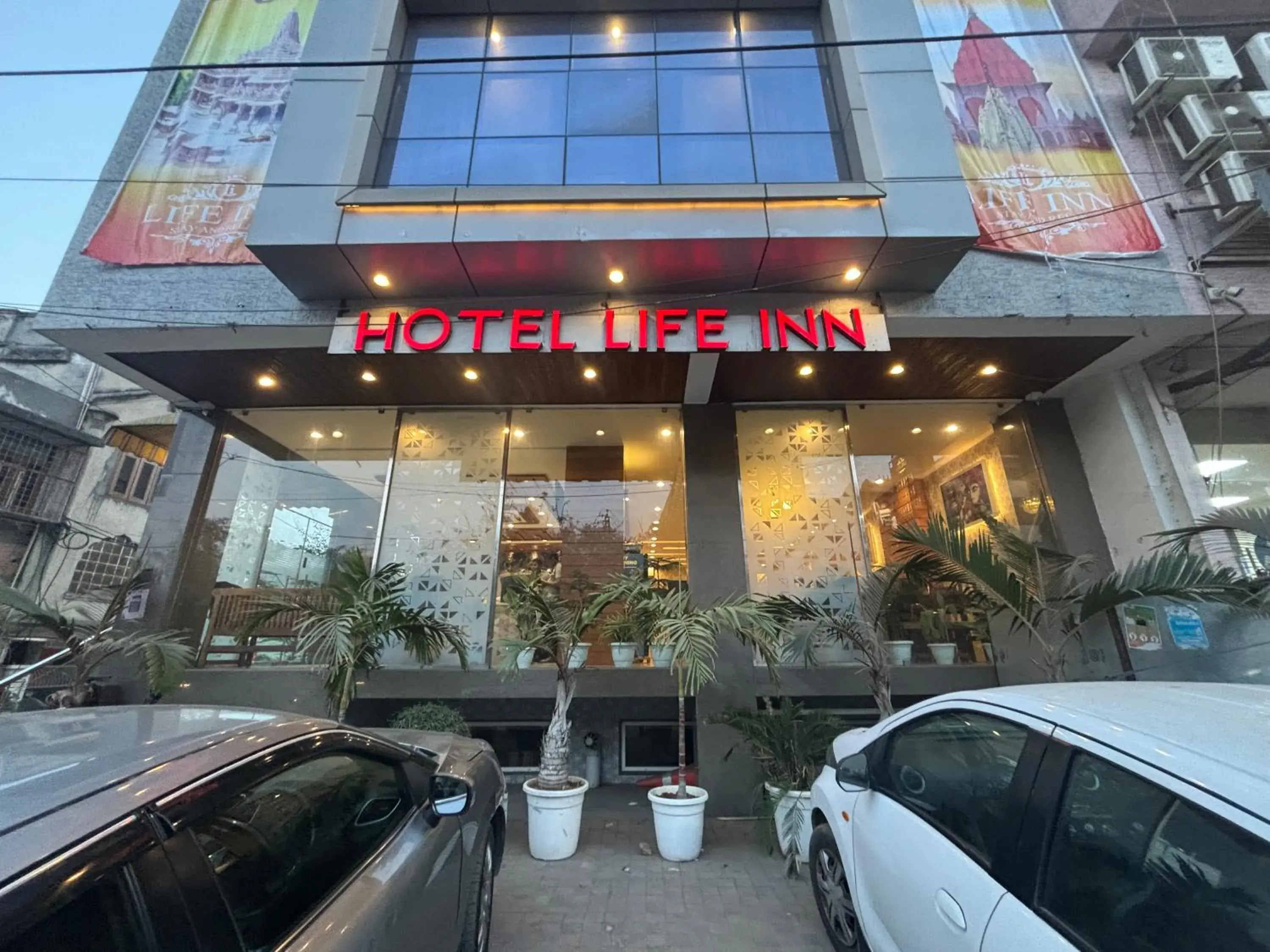 Property building in Hotel Life Inn Property building in Hotel Life Inn